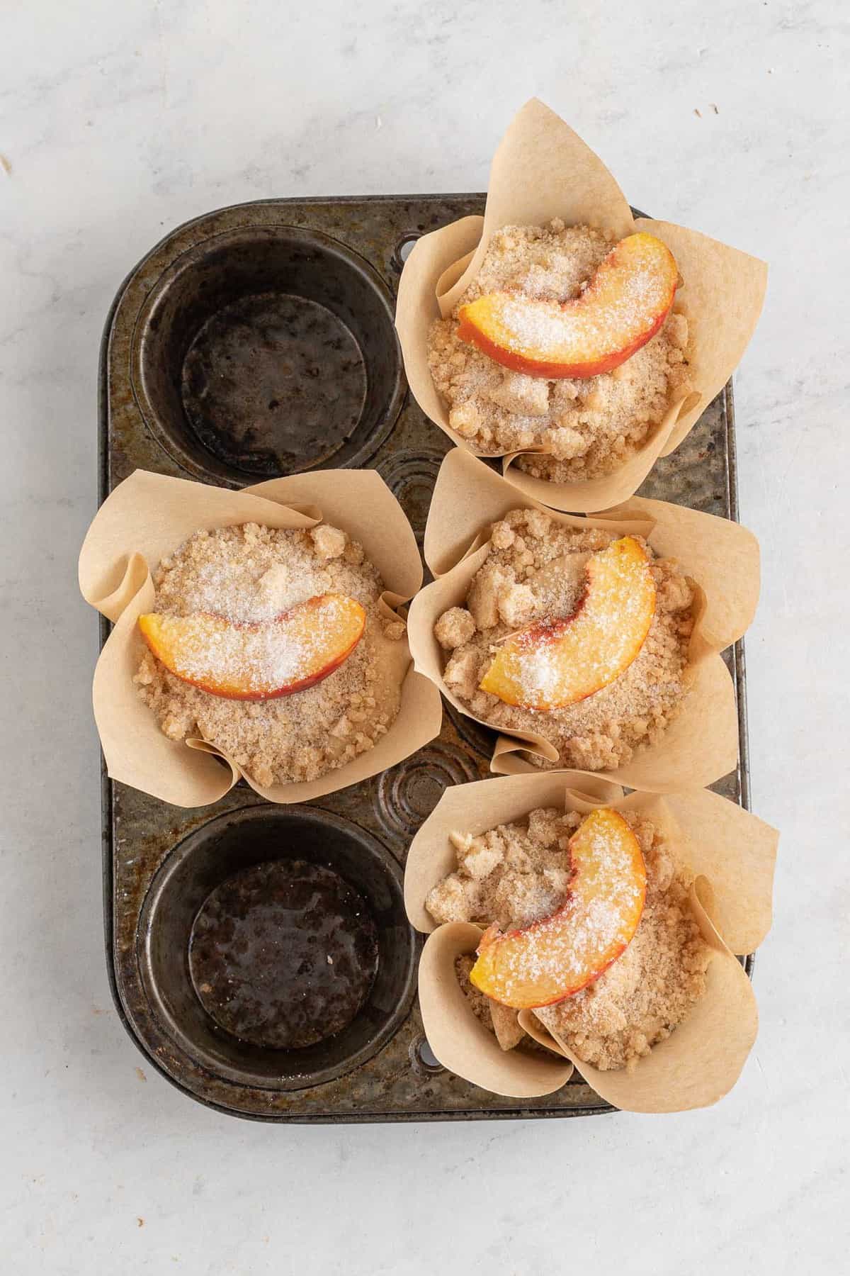 Muffins aux pêches avec streusel avant la cuisson.