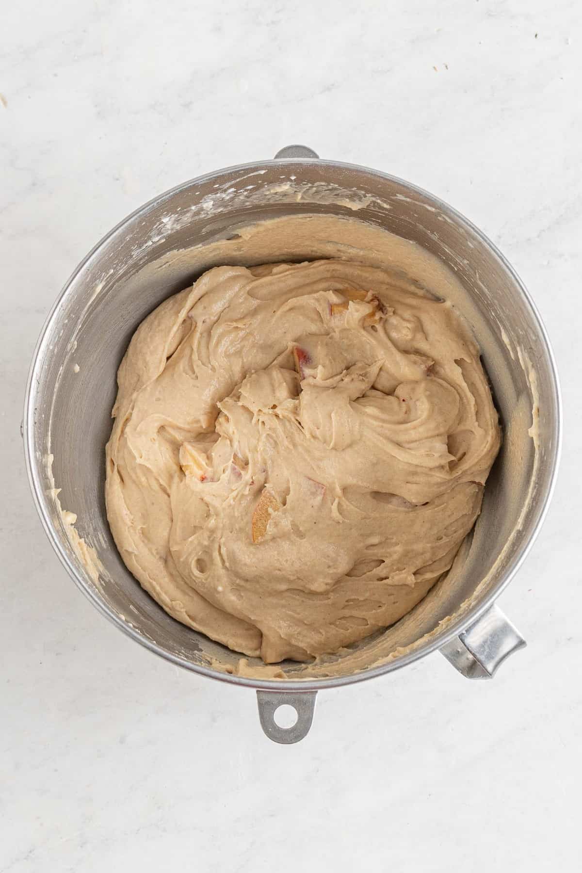 Pêches mélangées à la pâte.