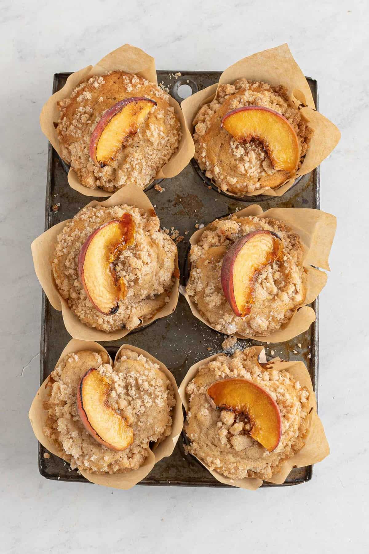Muffins aux pêches après la cuisson.