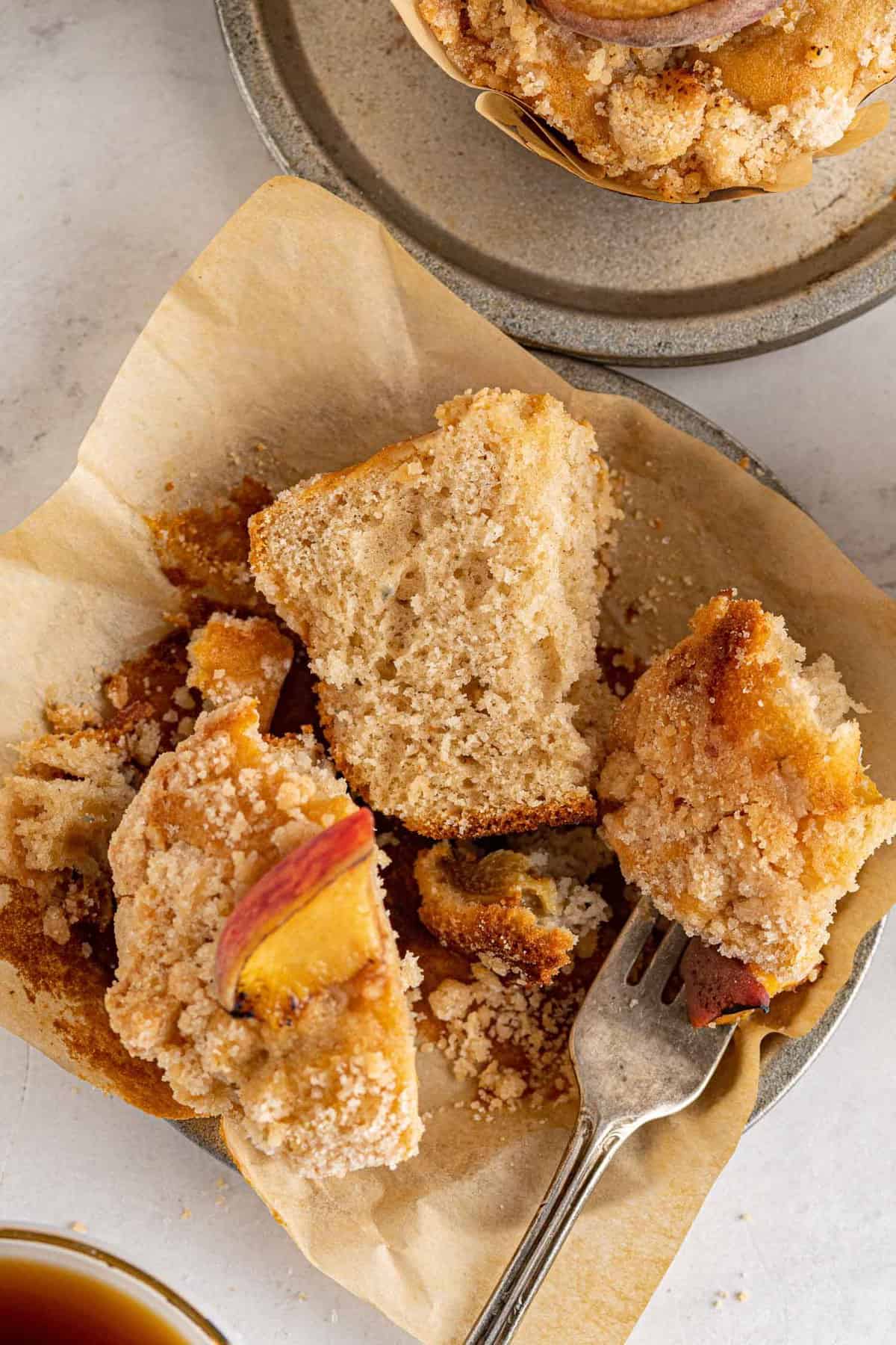 Muffin aux pêches coupé pour montrer sa texture légère.