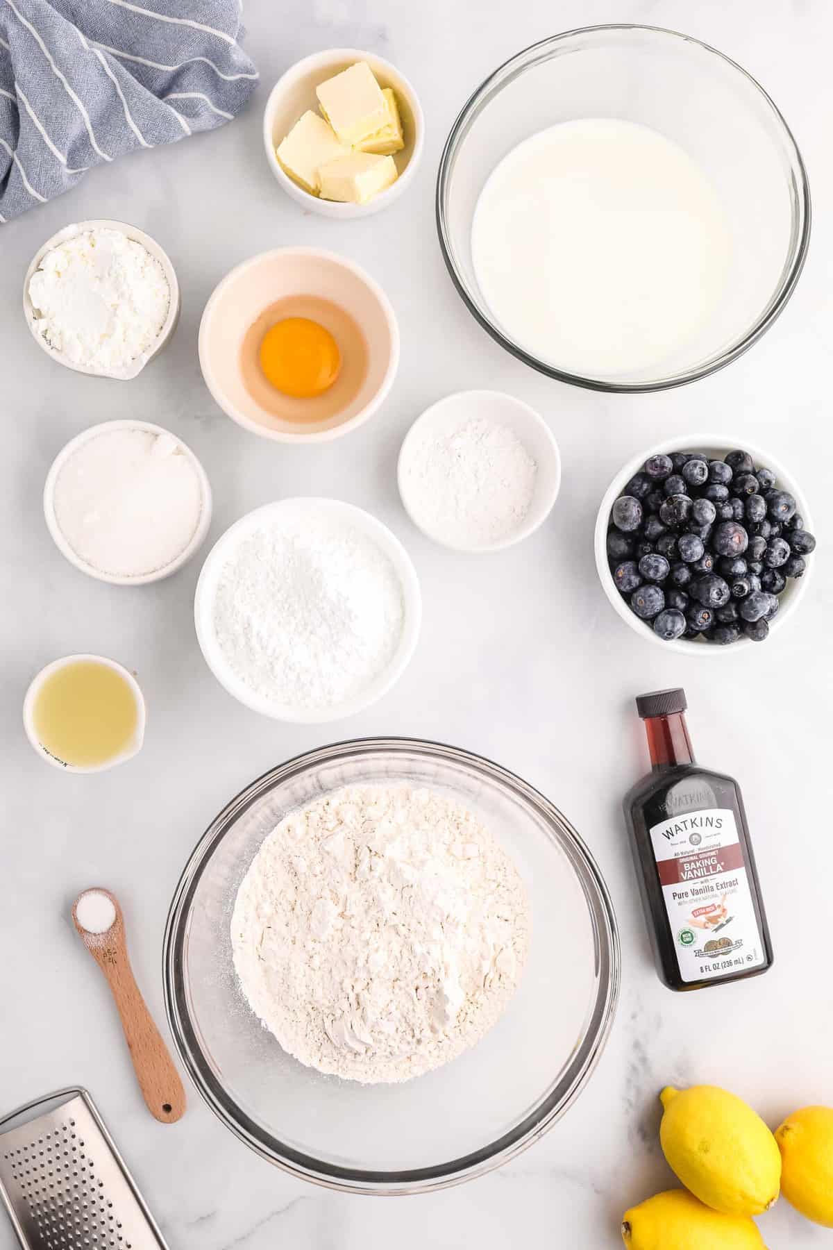 Ingrédients nécessaires à la recette dans des bols séparés.