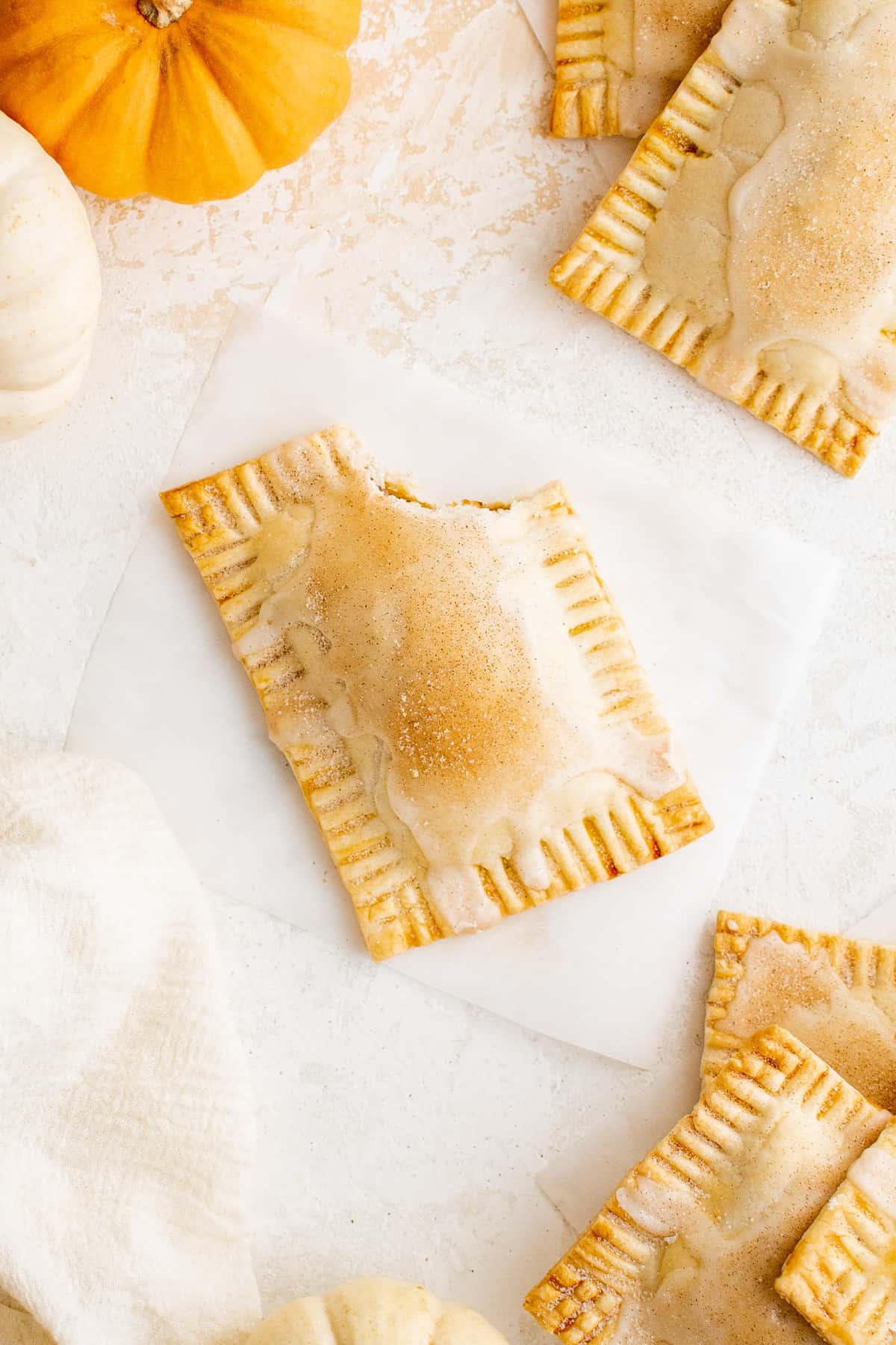 Pop tart avec une bouchée, les autres visibles. Petite citrouille montrée dans le coin.