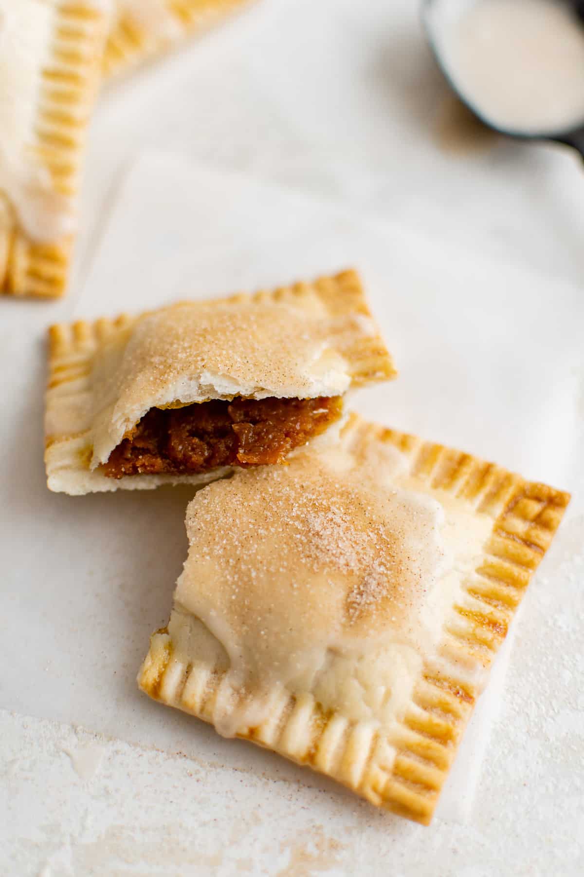 Pâtisserie de petit déjeuner cassée en deux pour montrer la garniture.