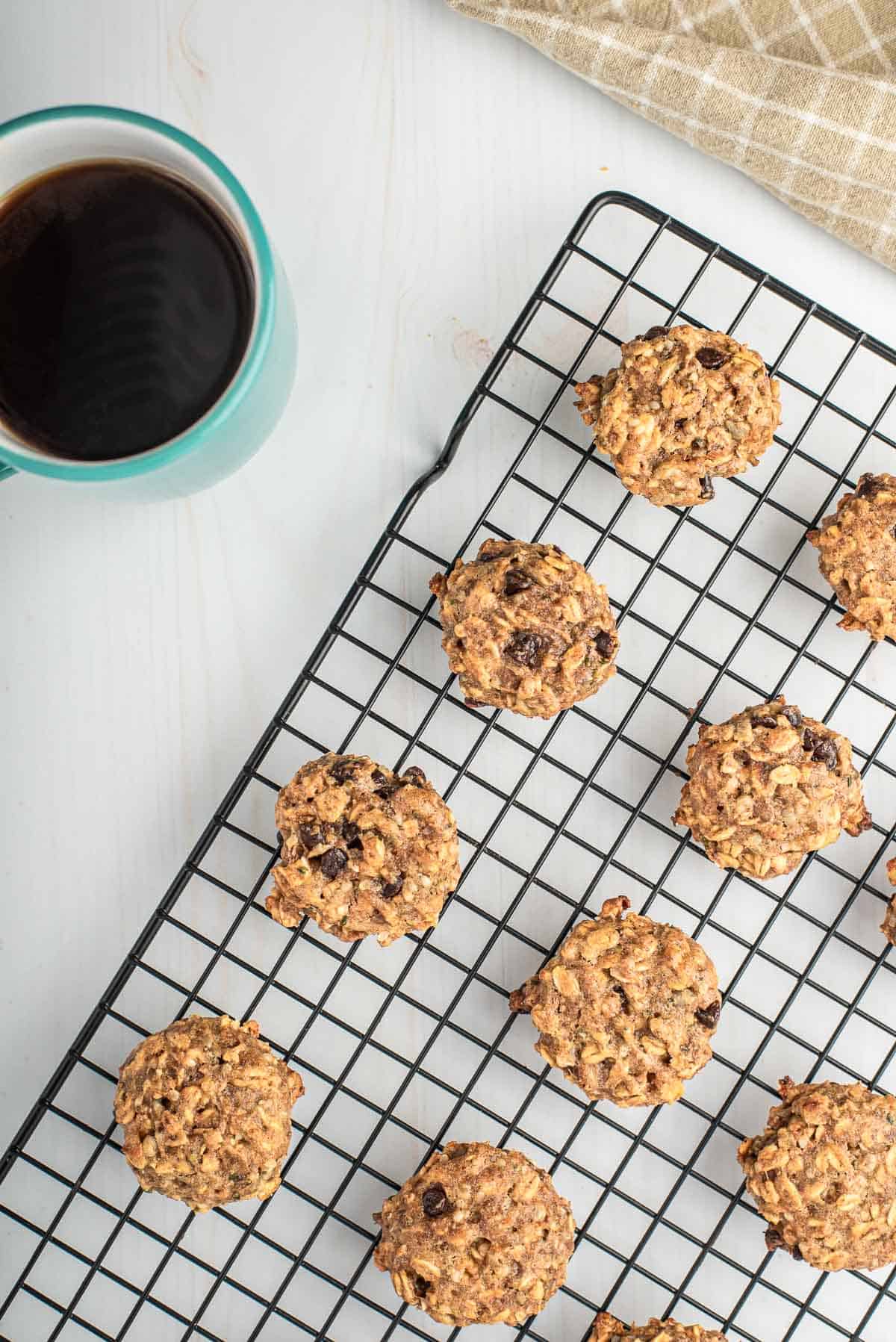 Cookies sur une grille de refroidissement, avec du café également en photo.