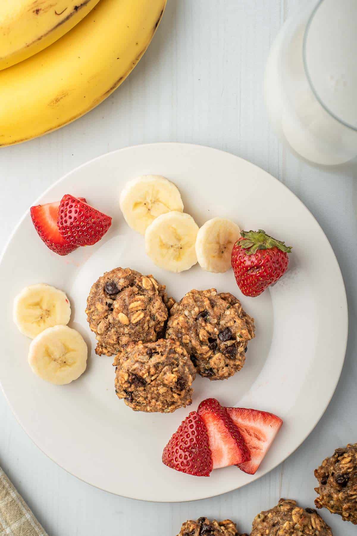 Cookies sur une assiette avec des fruits.