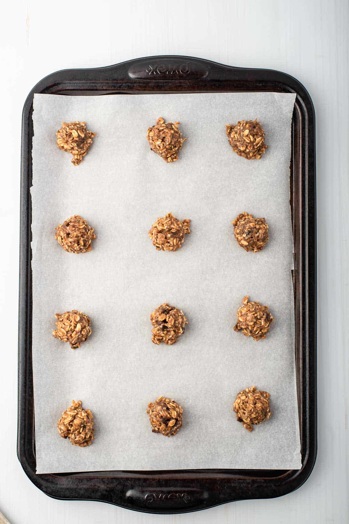 Cookies sur une plaque, avant d'être cuits.