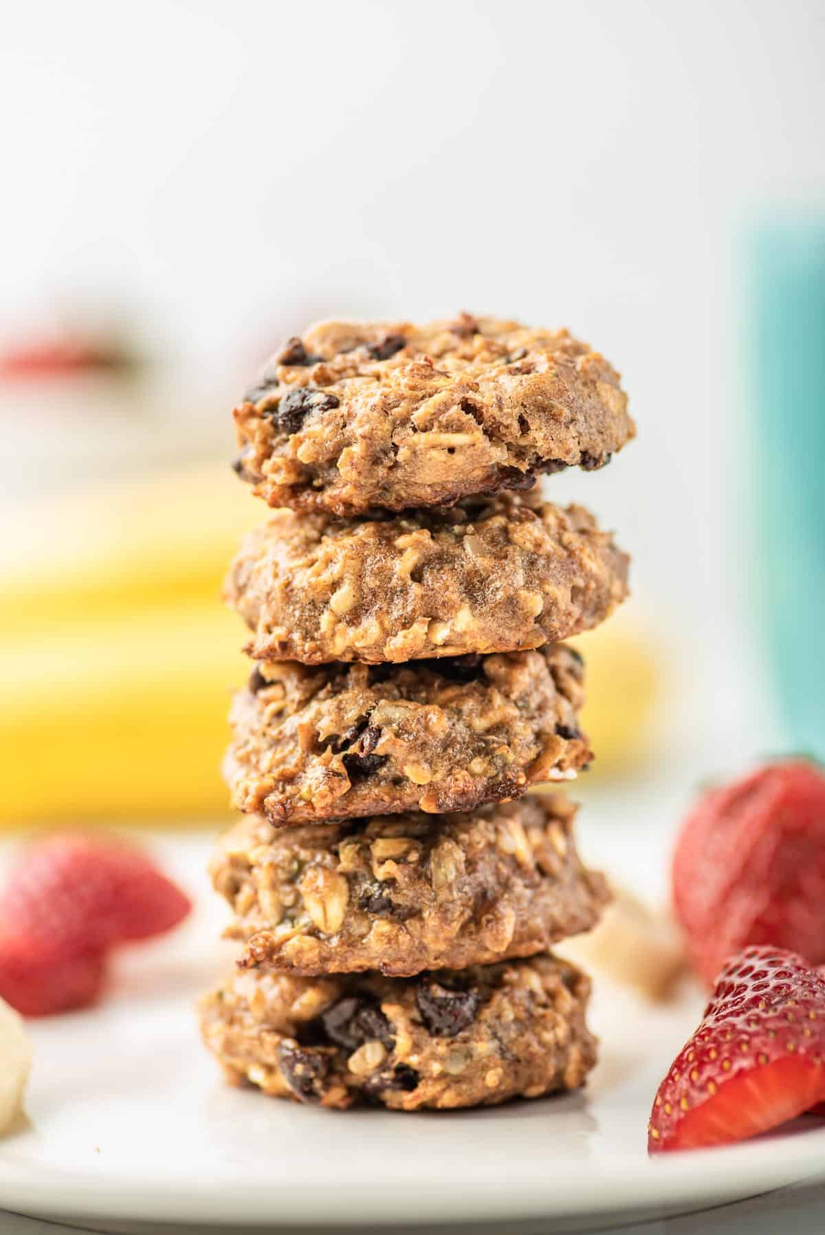 Empilement de cookies consistants avec flocons d'avoine, pépites de chocolat, graines de tournesol.