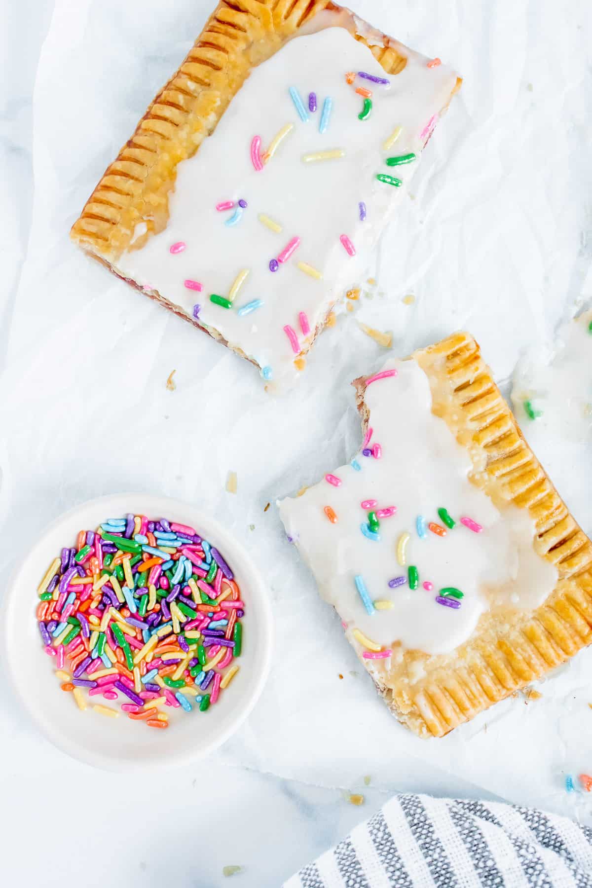 Deux pâtisseries avec paillettes.