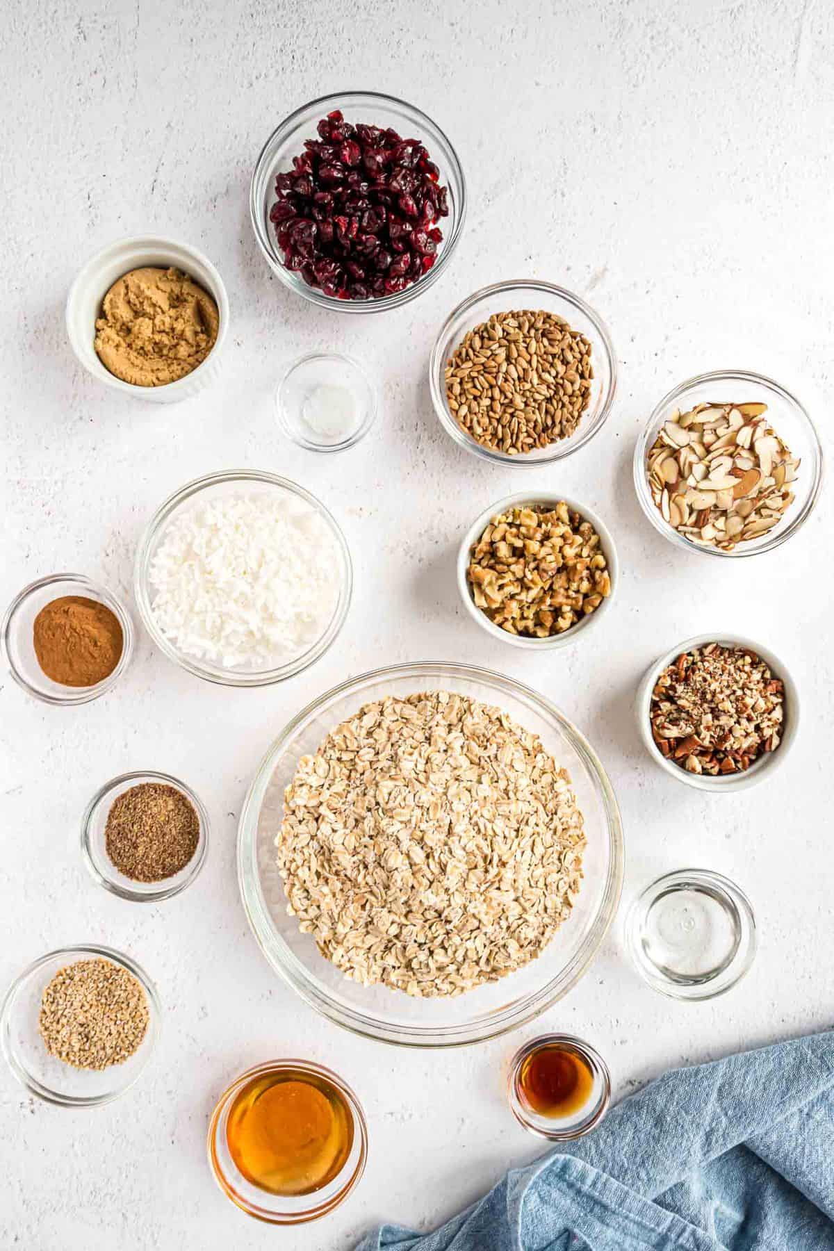 Vue aérienne des ingrédients nécessaires pour le granola.
