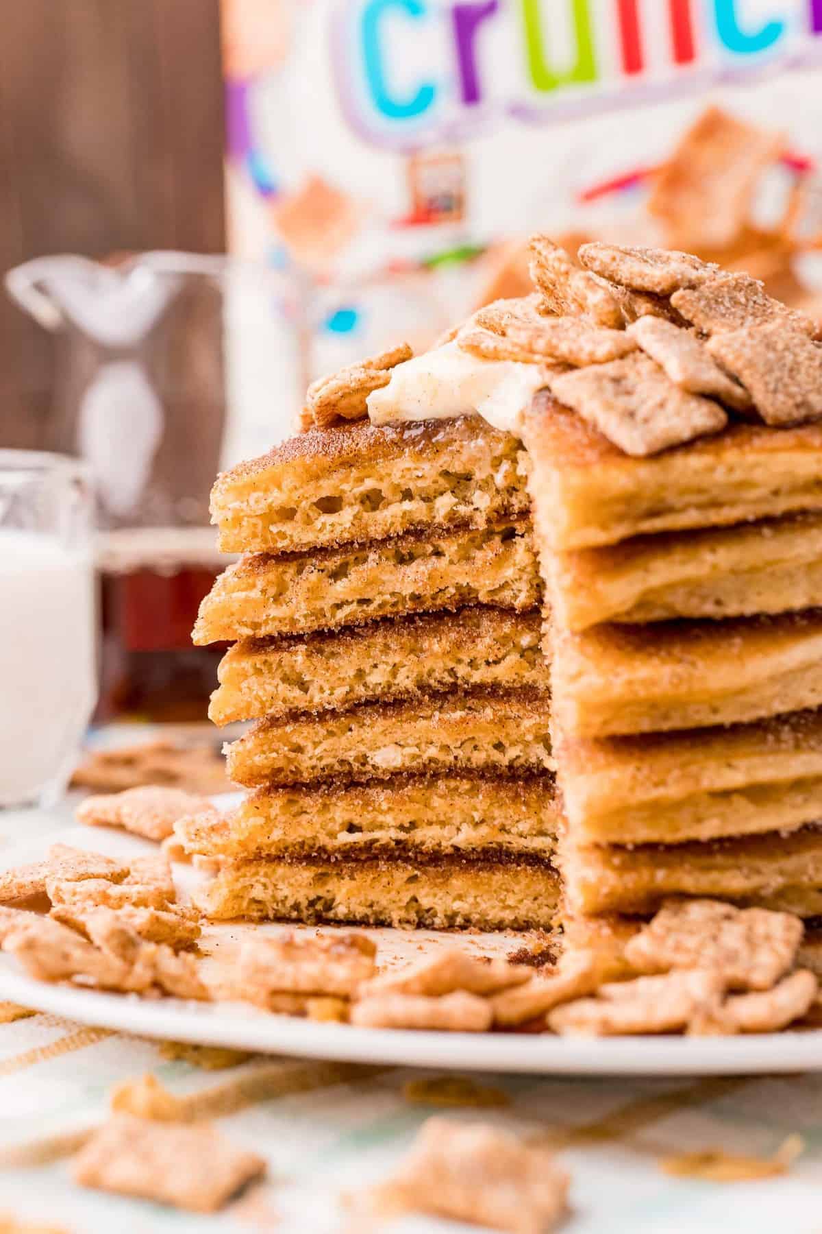 Empilement de pancakes avec une part pour montrer la texture.
