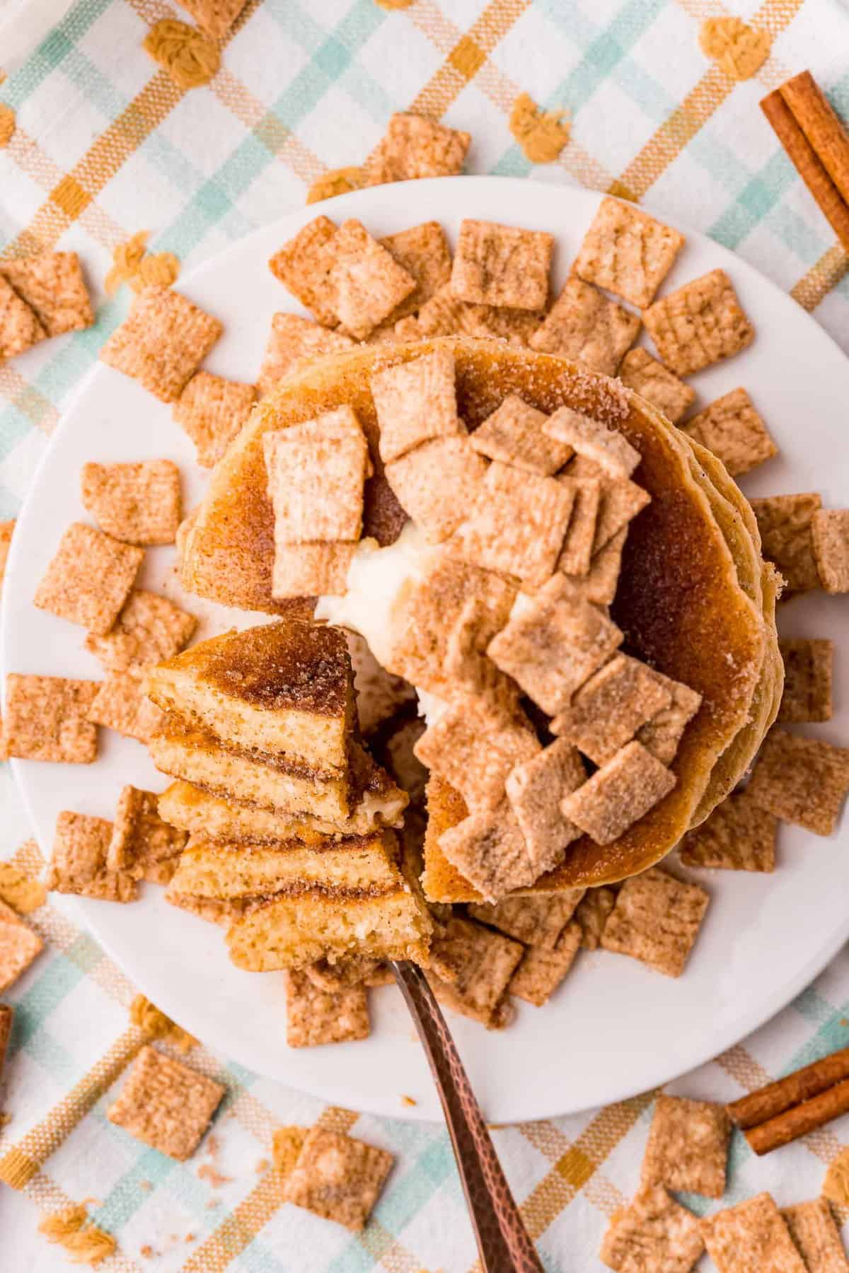 Vue aérienne de pancakes garnis de céréales Cinnamon Toast Crunch.