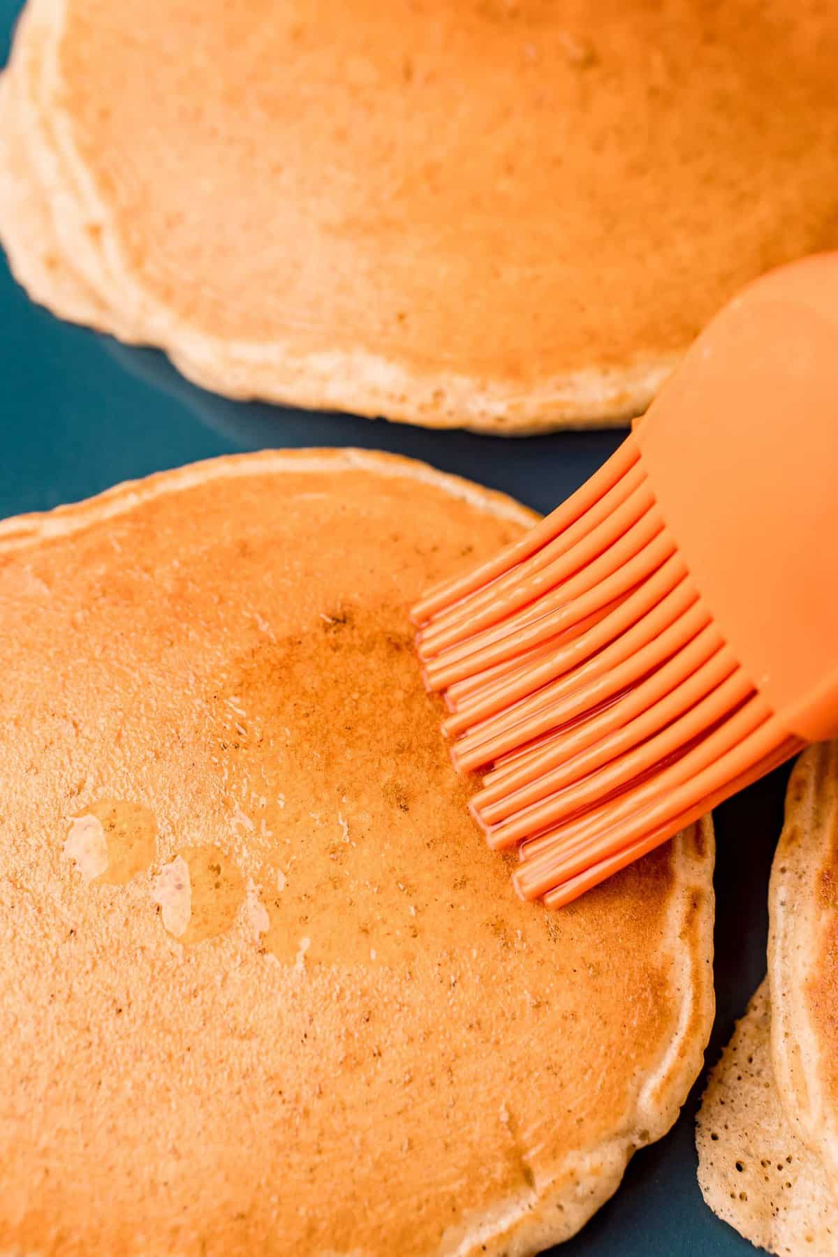 Pancake badigeonné de beurre fondu.