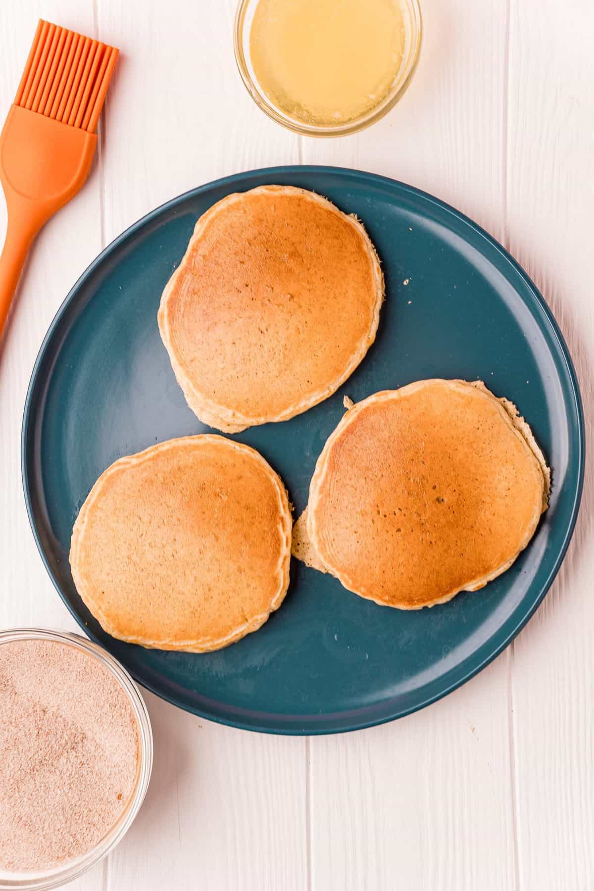 Pancakes cuits dans une assiette.