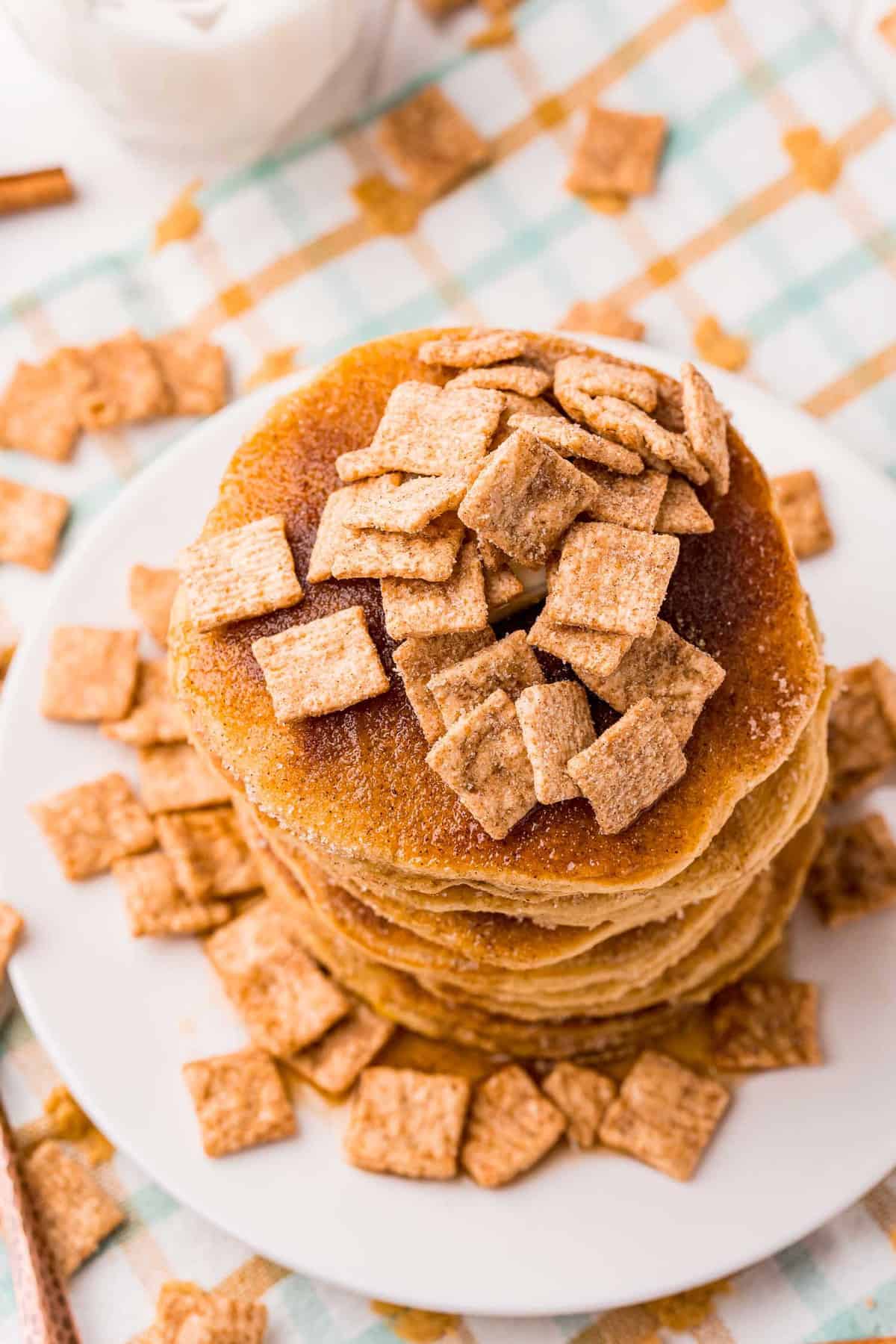 Vue aérienne des pancakes garnis de Cinnamon Toast Crunch.