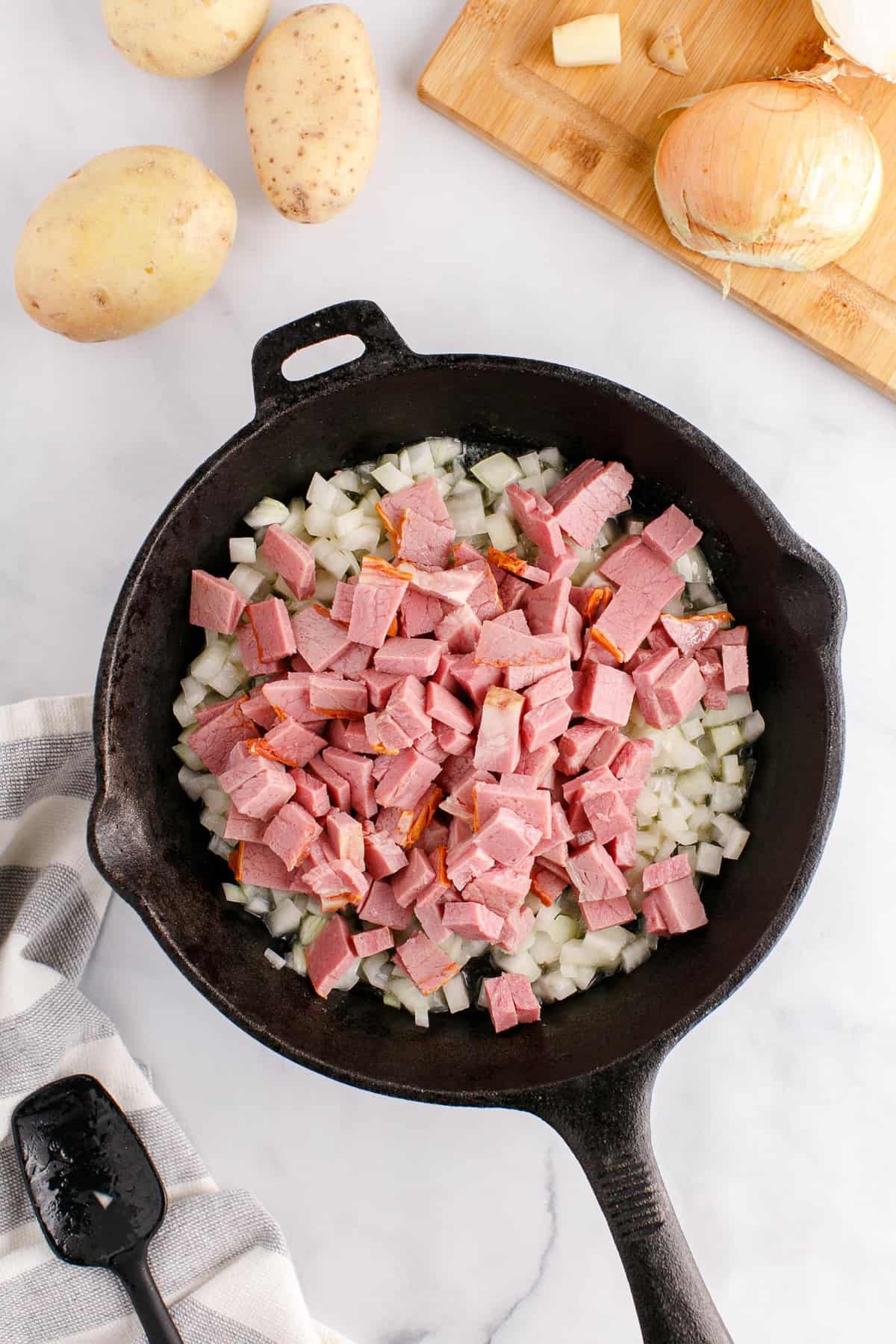 Corned beef ajouté à la poêle.