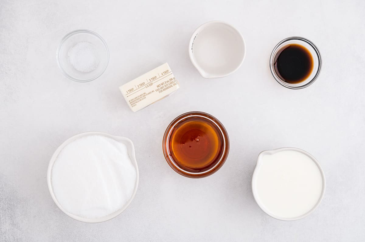 Vue aérienne des ingrédients nécessaires à la recette : crème, vanille, beurre, sel, sirop de maïs, sucre.