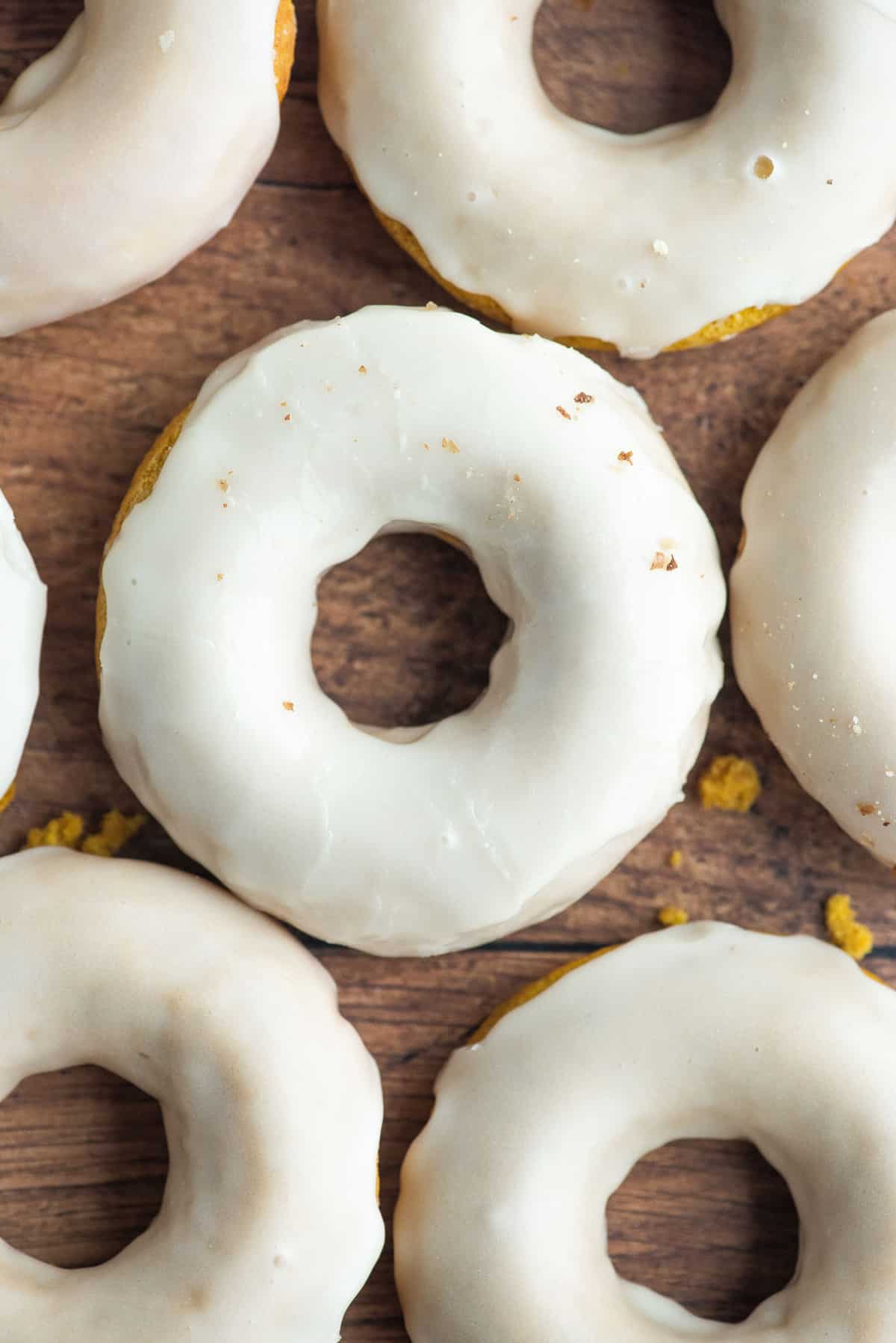 Vue du dessus de donuts glacés sur une surface en bois.