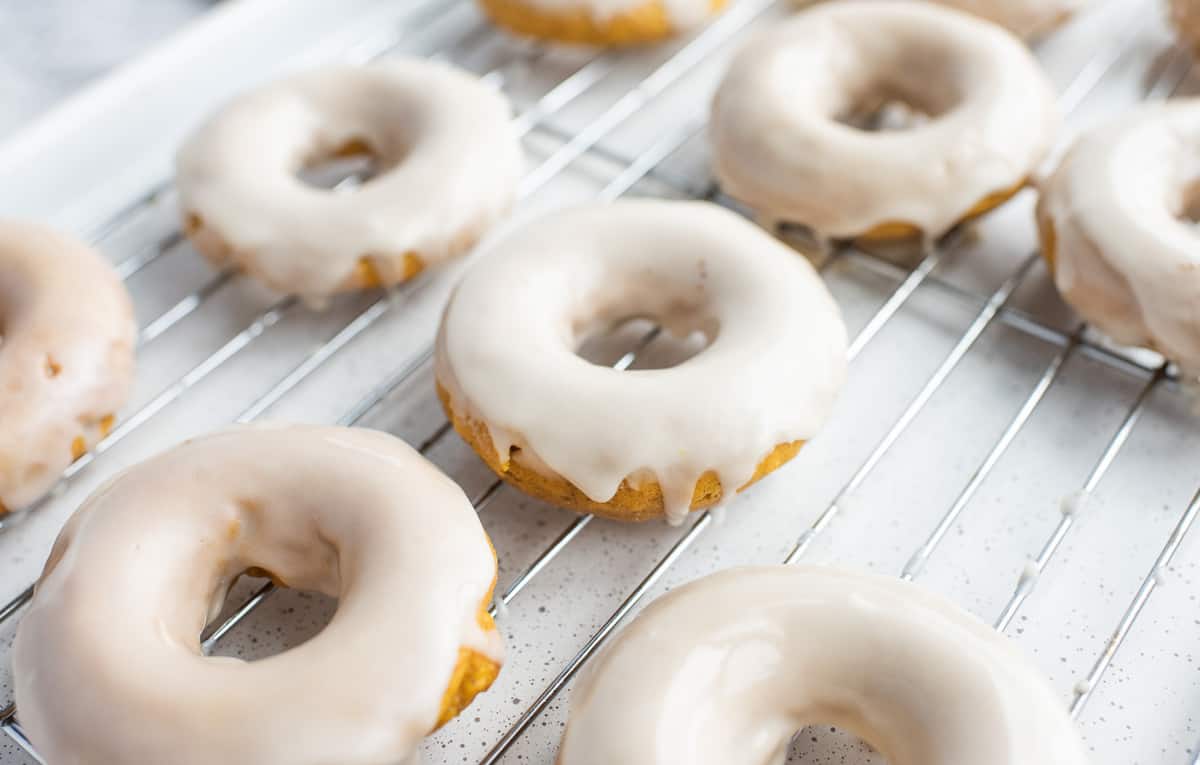 Donuts à la citrouille sur une grille de refroidissement.