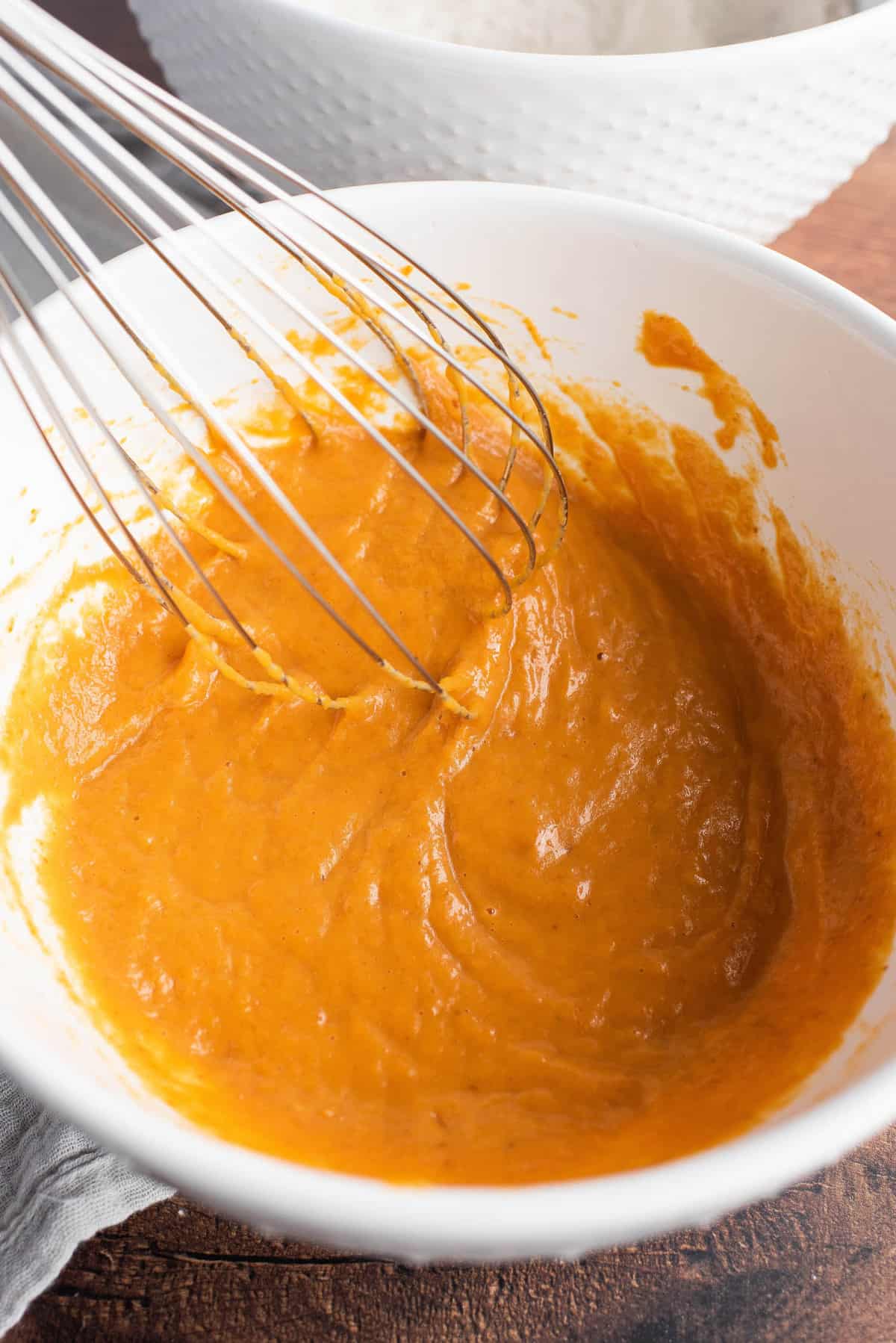 Pâte à la citrouille en cours de mélange avec un fouet.
