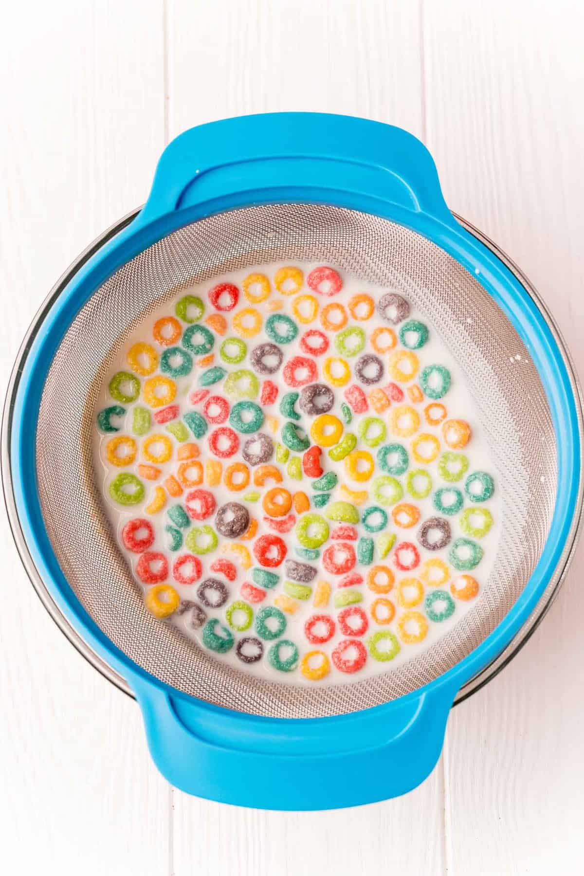 Froot Loops étant filtrés du lait.