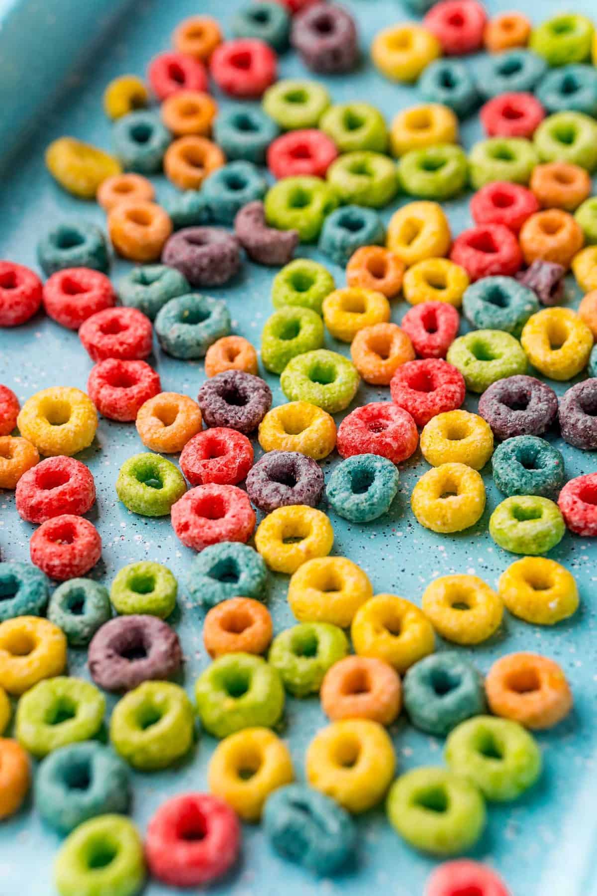 Froot Loops sur une plaque de cuisson bleue.