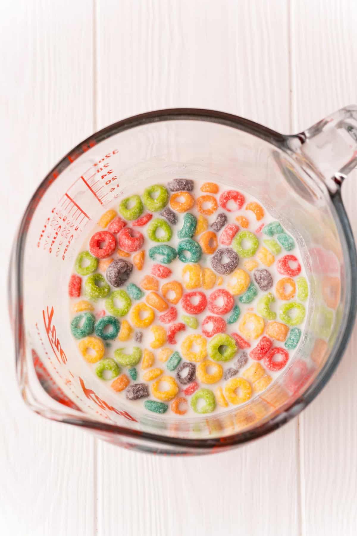 Froot Loops trempés dans du lait.