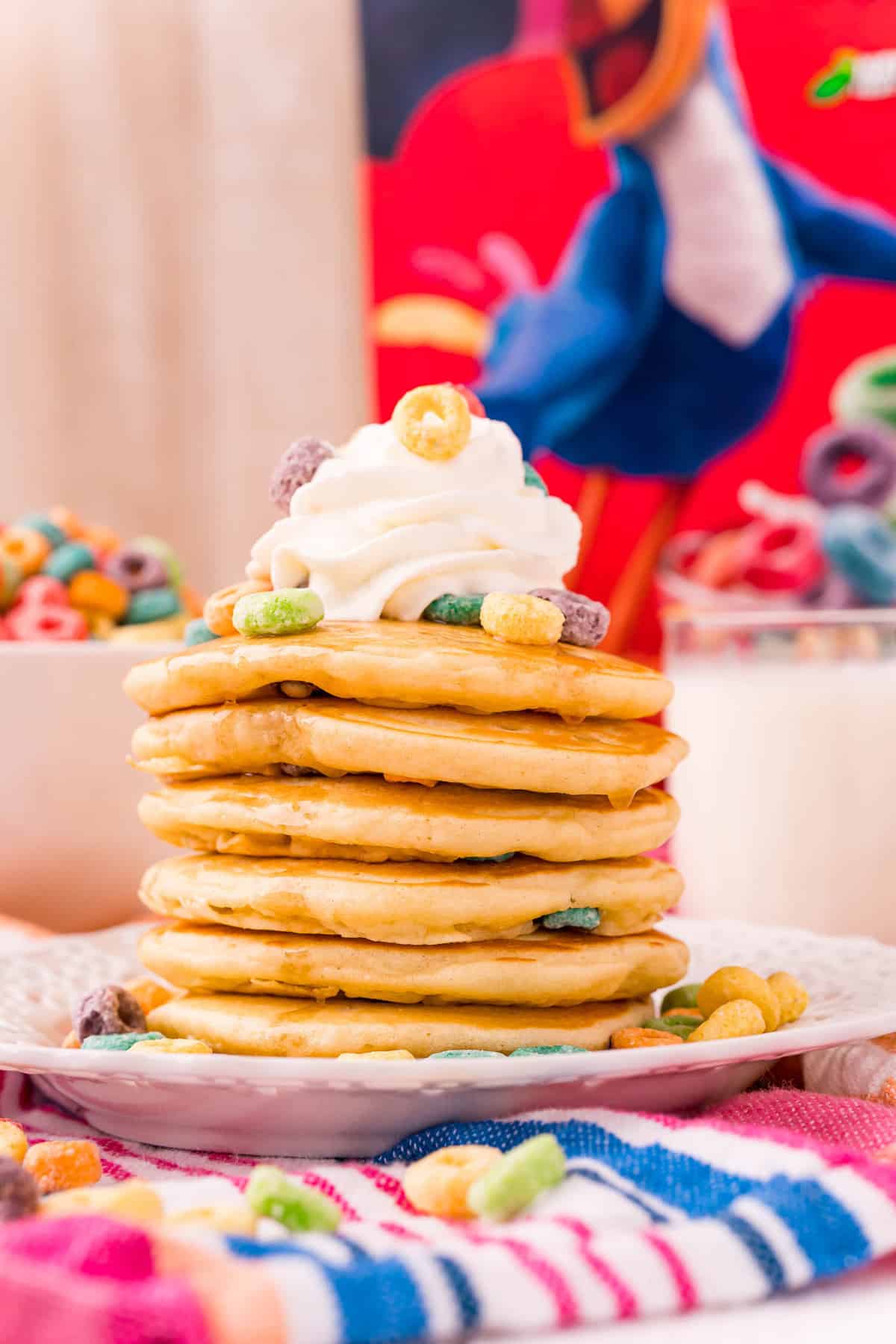Pancakes garnis de crÚme fouettée et de céréales.