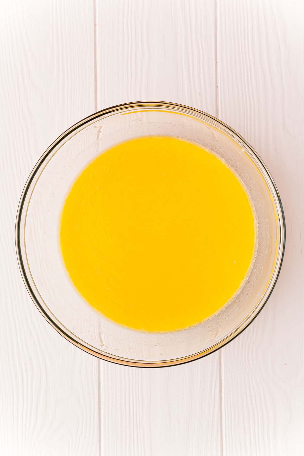 Lait et beurre dans un bol en verre.