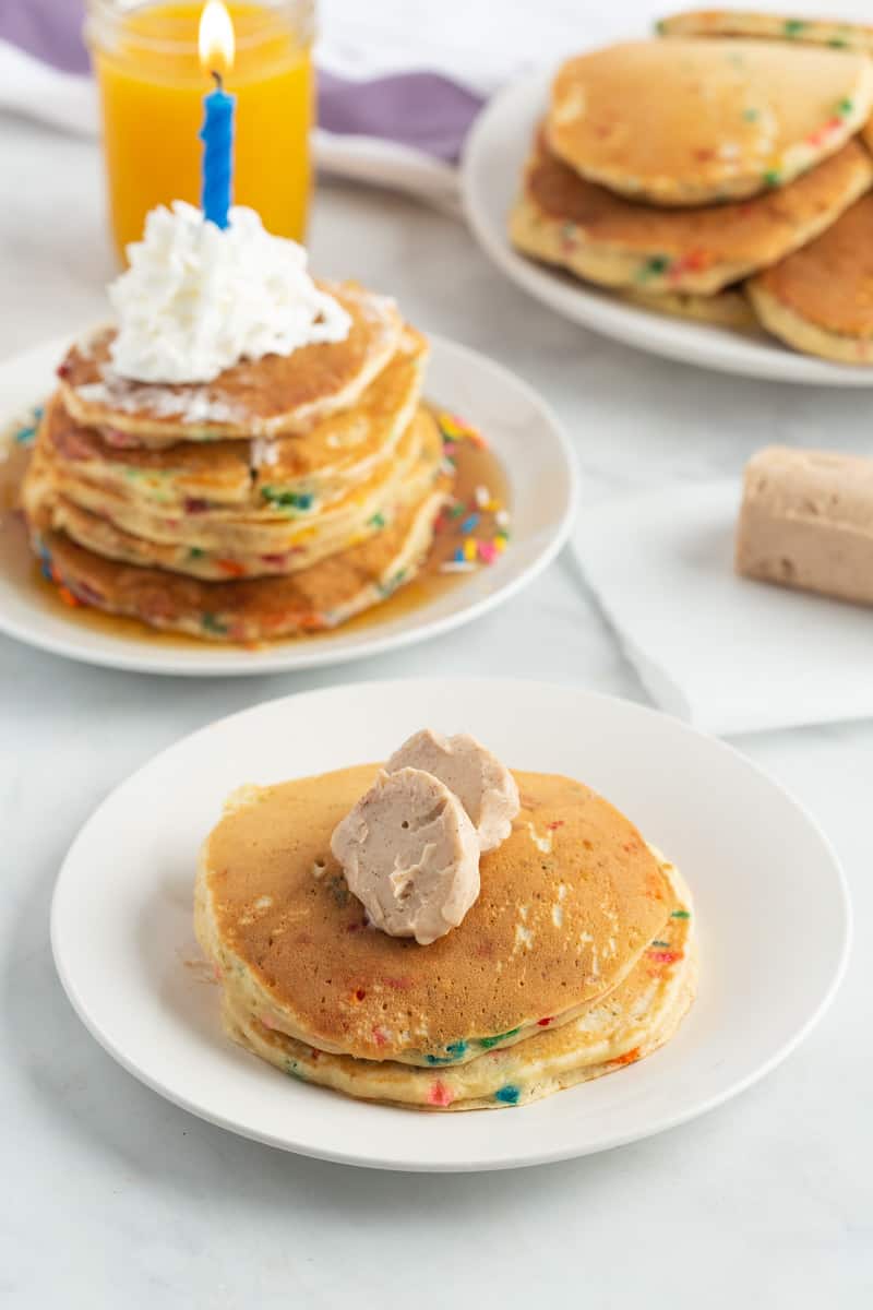 Beurre sucré à la cannelle sur une pile de pancakes.