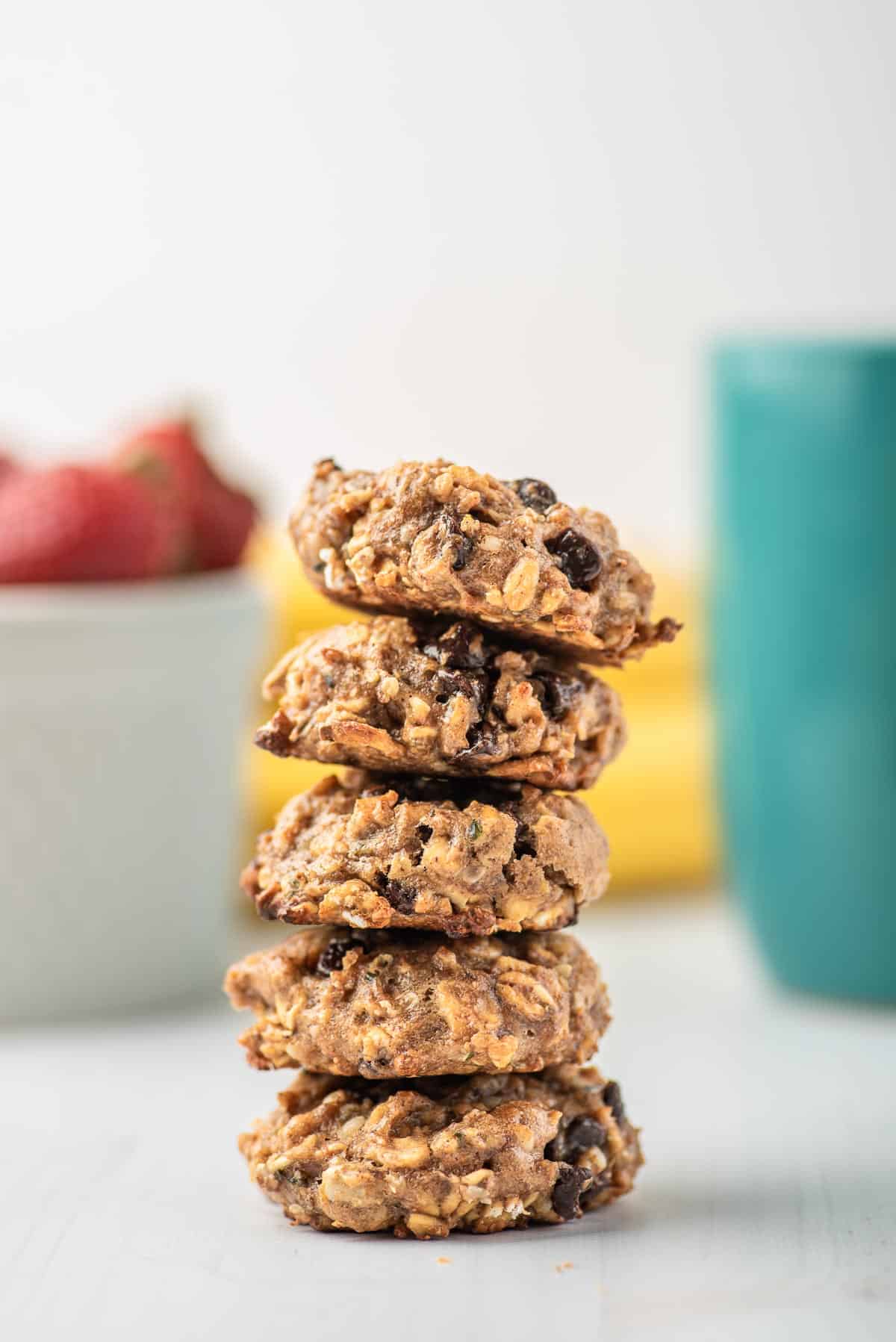 Empilement de cookies avec des flocons d'avoine et des pépites de chocolat.