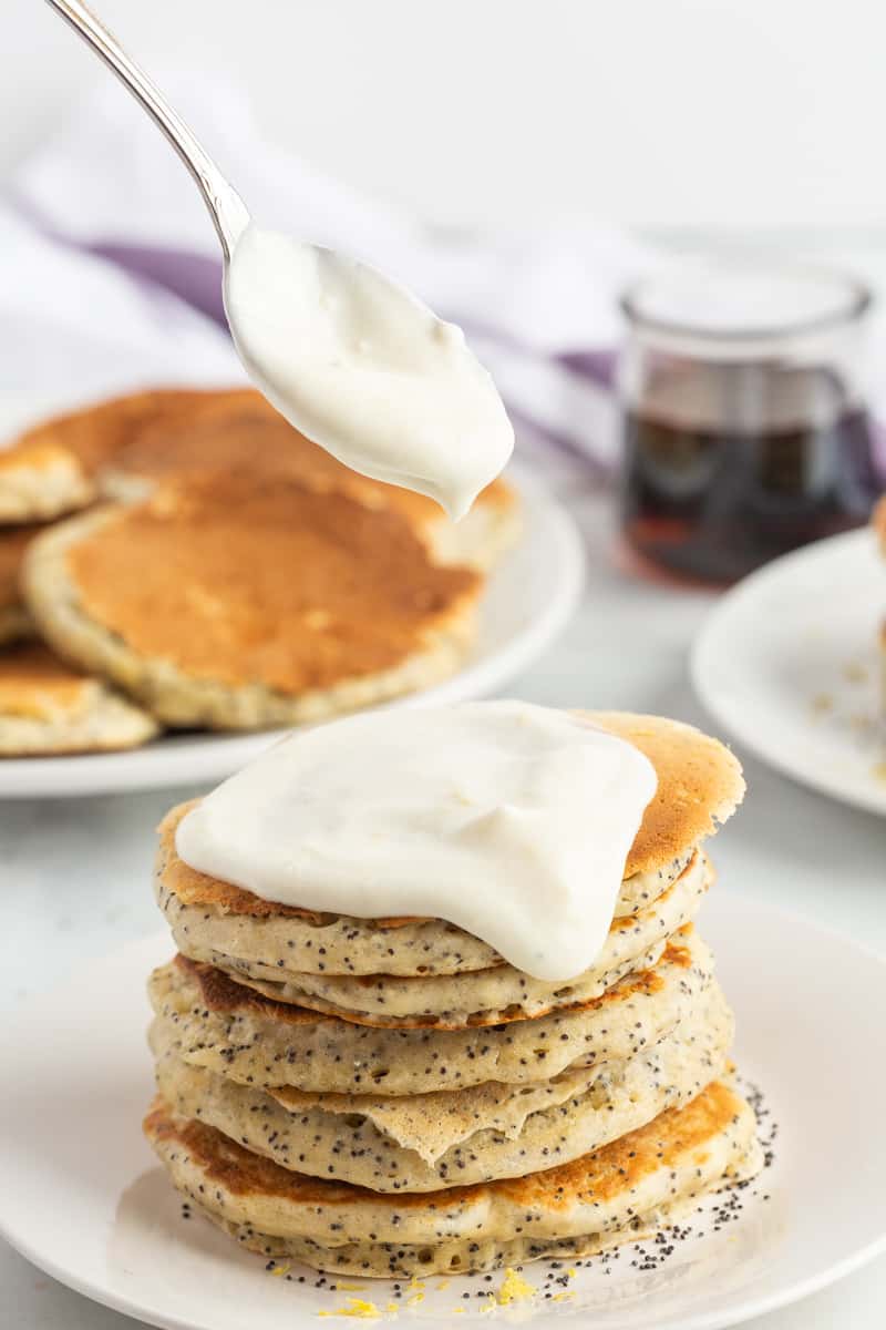 Glaçage au citron et au fromage frais versé sur des pancakes.
