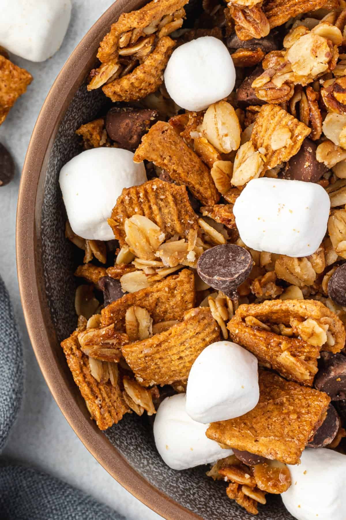 Gros plan sur du granola aux s'mores dans un bol.