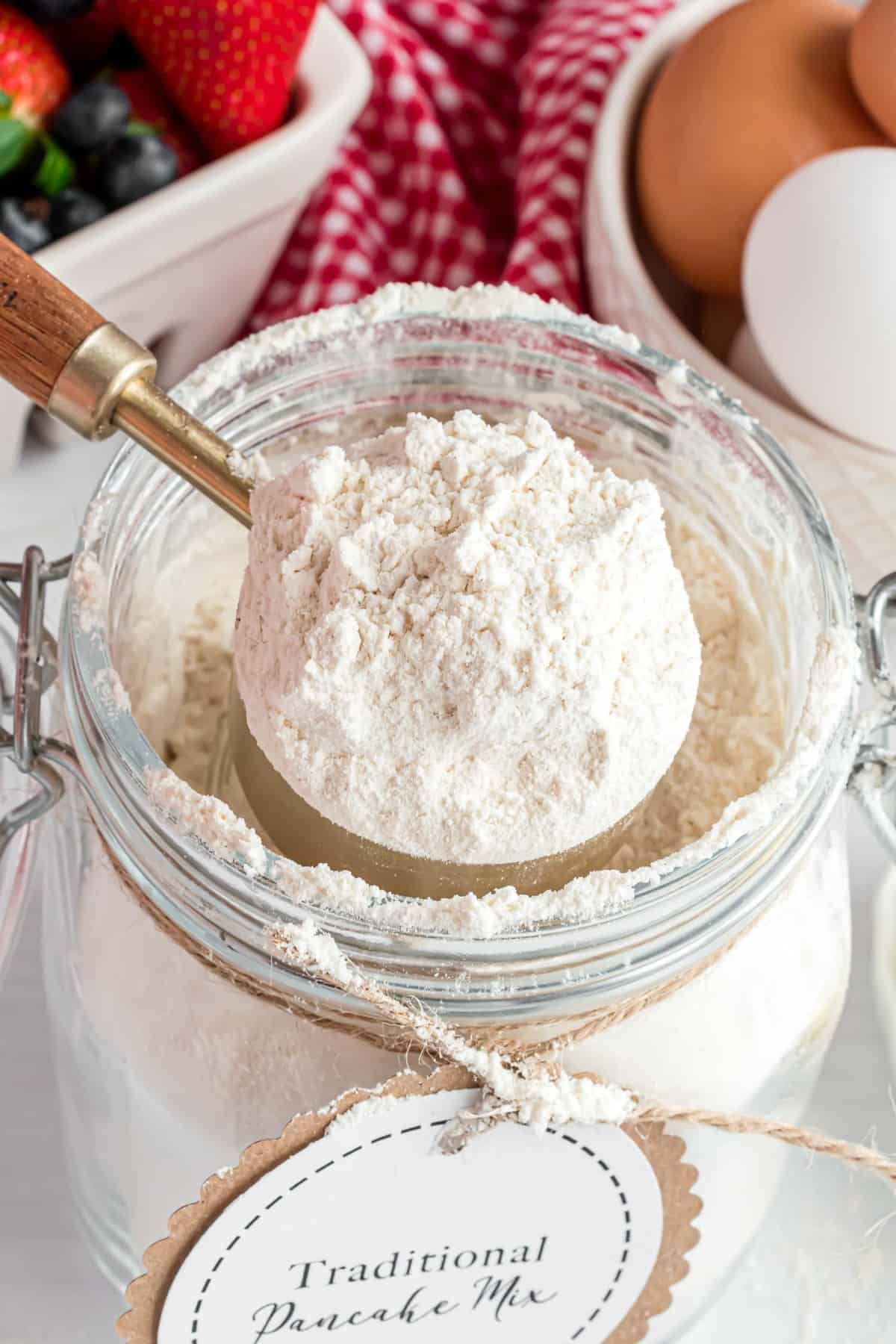 Mélange pour pancakes sorti d'un pot.