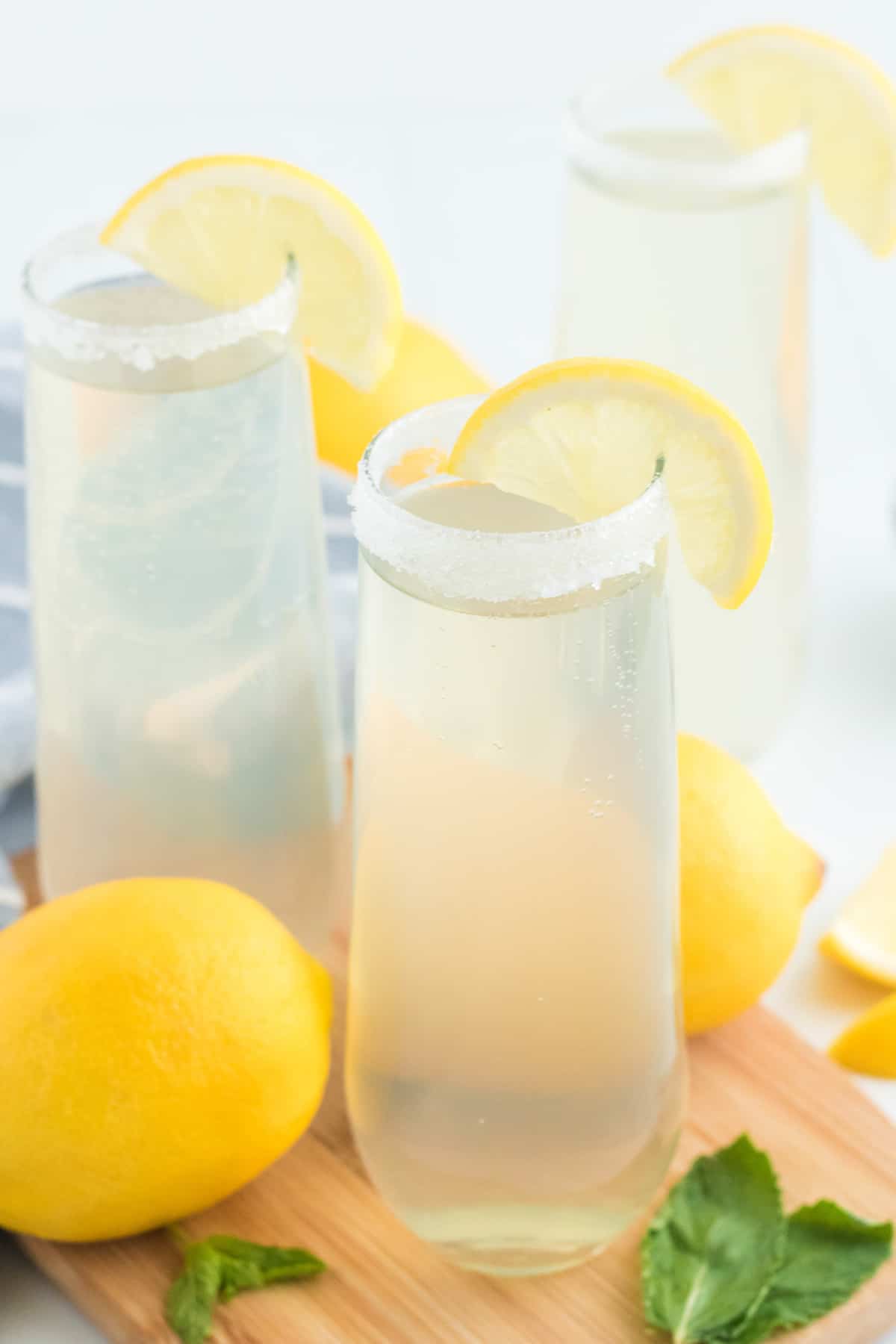 Mimosa à la limonade avec un bord sucré et une tranche de citron.