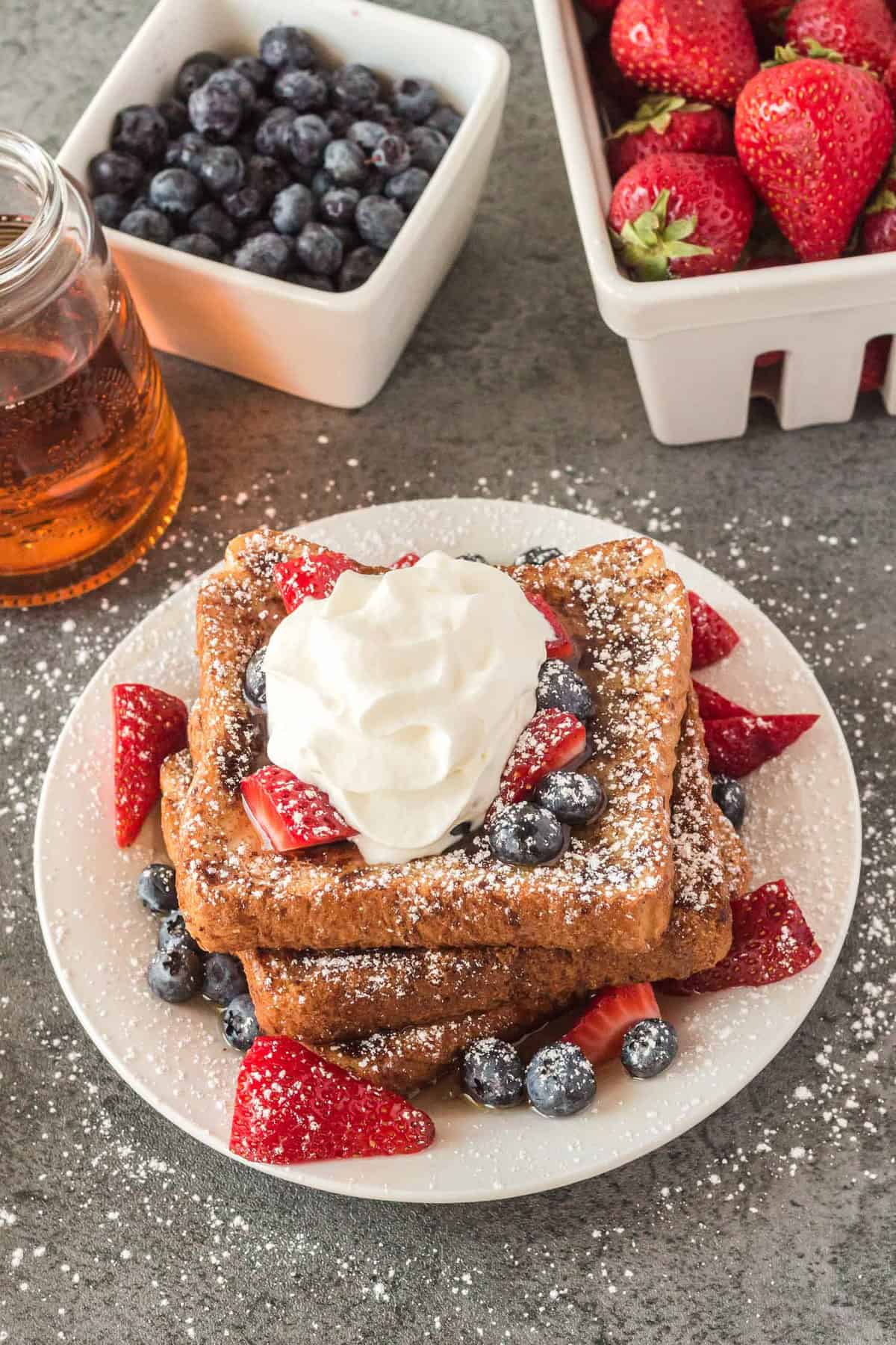 Pain perdu au four sur un plateau avec des baies.