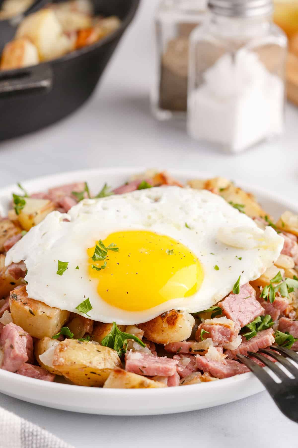 Hachis de corned beef surmonté d'un œuf.