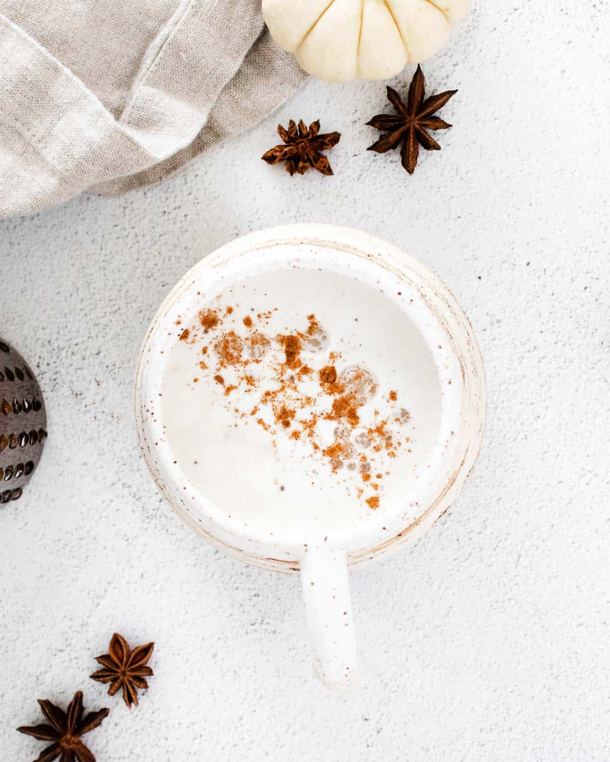 Vue aérienne d'un latte décoré avec des épices de tarte à la citrouille.