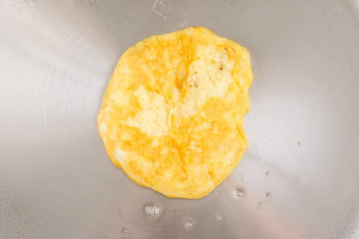 Pancake à la banane et à l'œuf dans une poêle en inox.