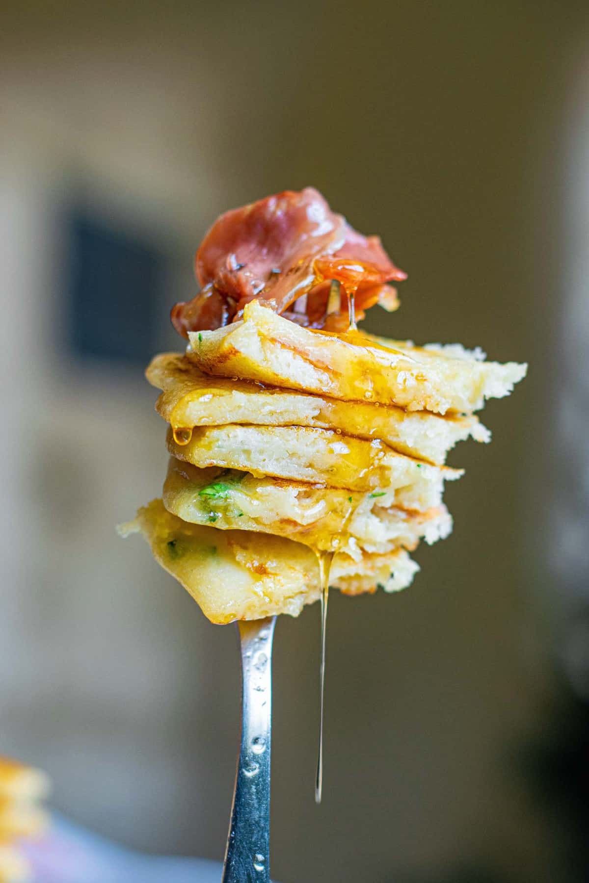 Du sirop qui coule d'un pancake sur une fourchette