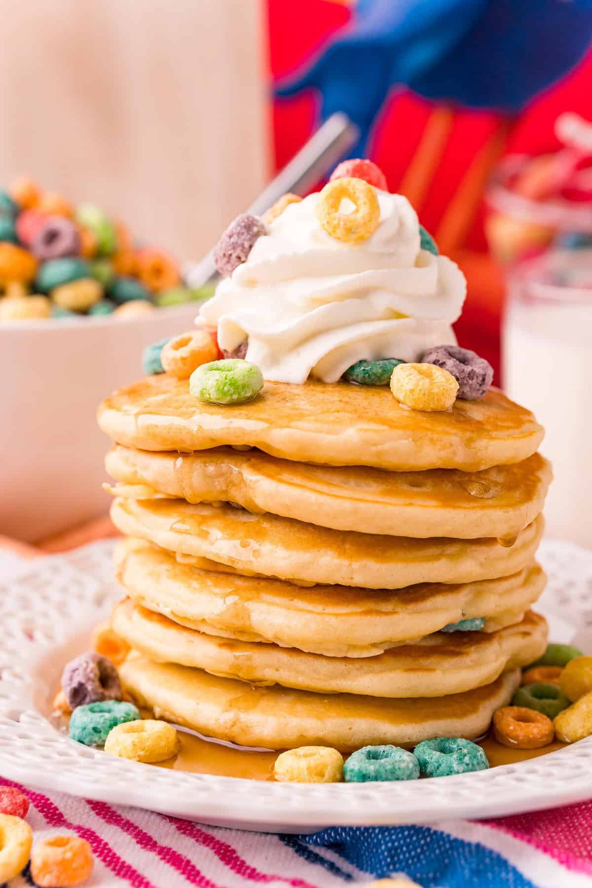 Pancakes garnis de céréales Froot Loops, crÚme fouettée et sirop.