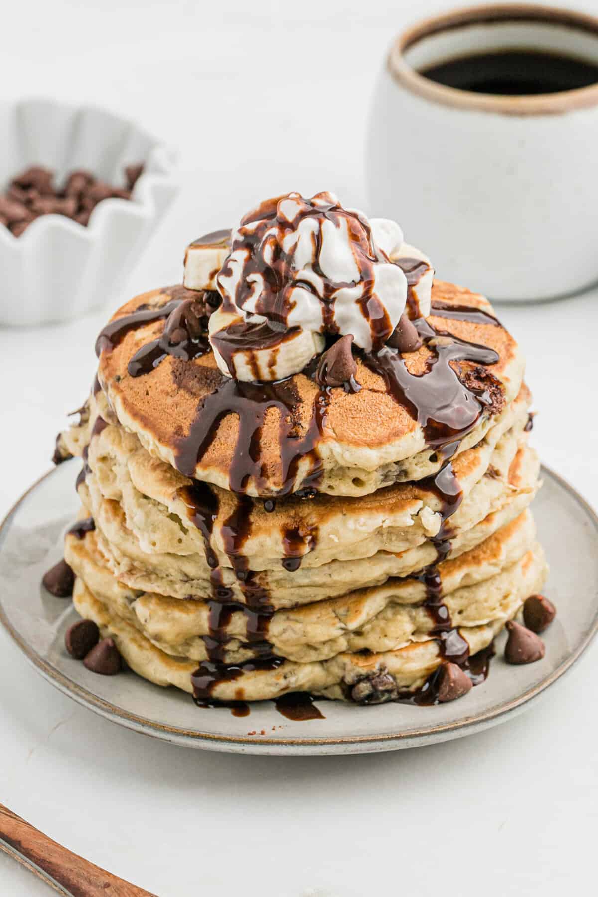 Une pile de pancakes à la banane et aux pépites de chocolat.