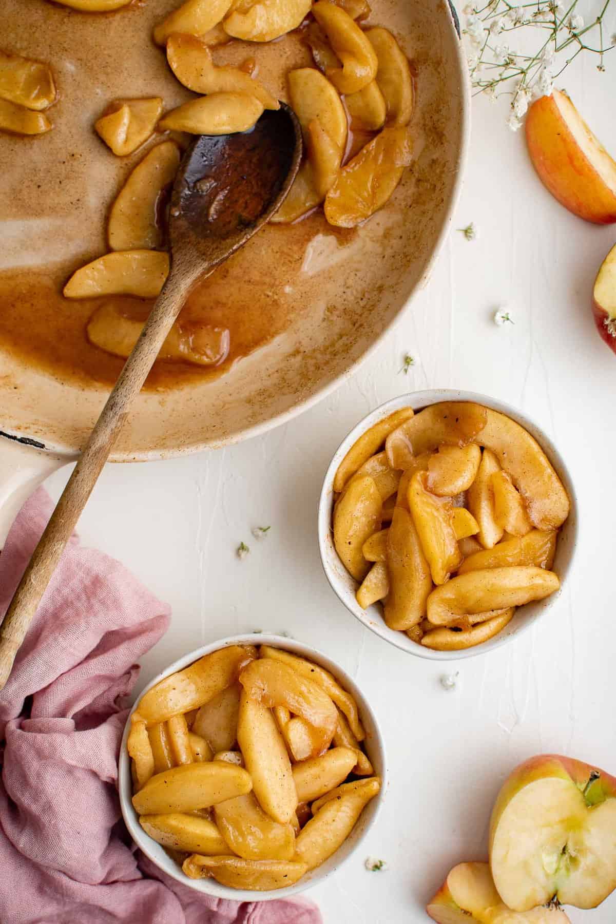 Vue aérienne de pommes frites dans deux bols et une poêle.