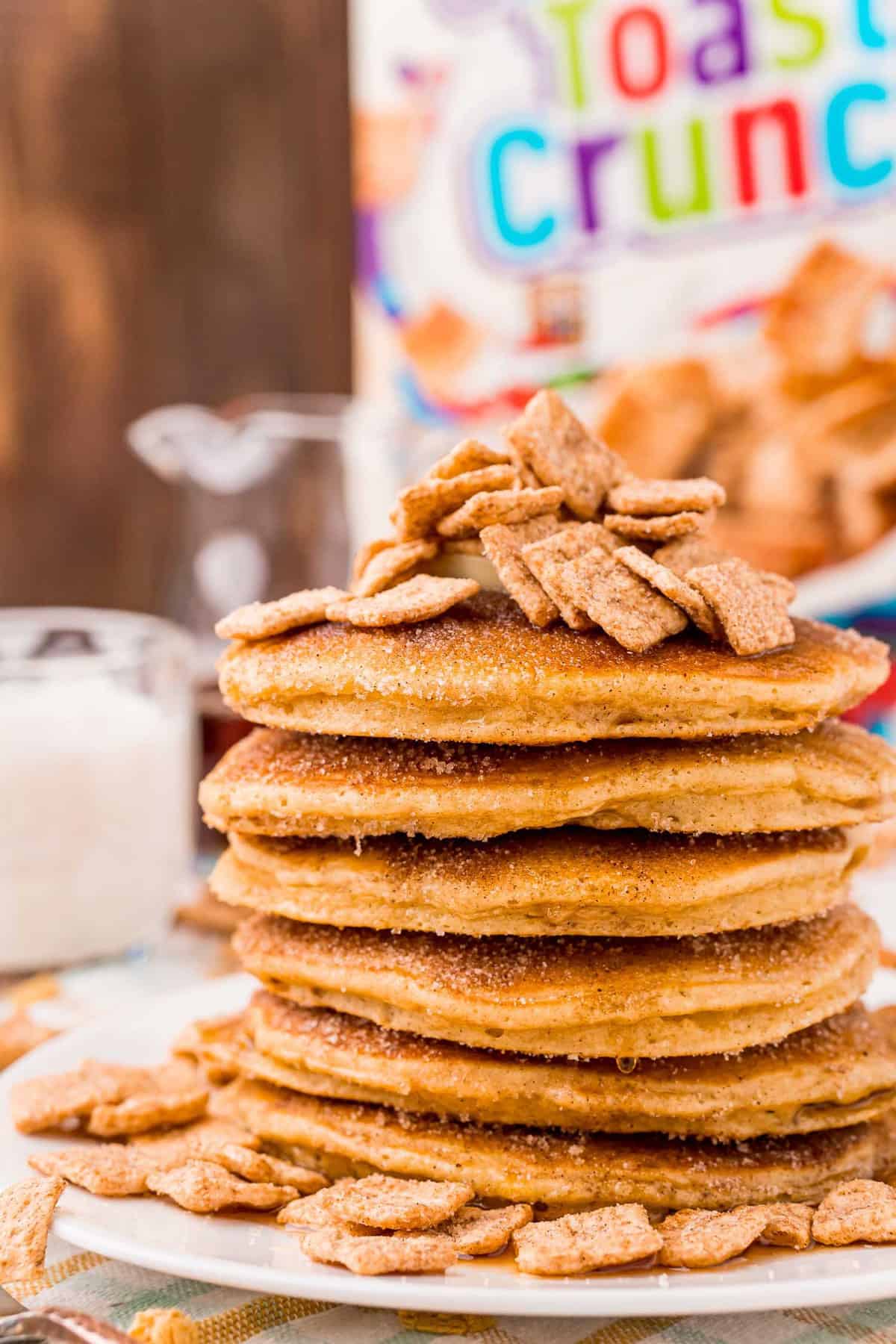 Hauteur de pancakes garnis de céréales Cinnamon Toast Crunch.