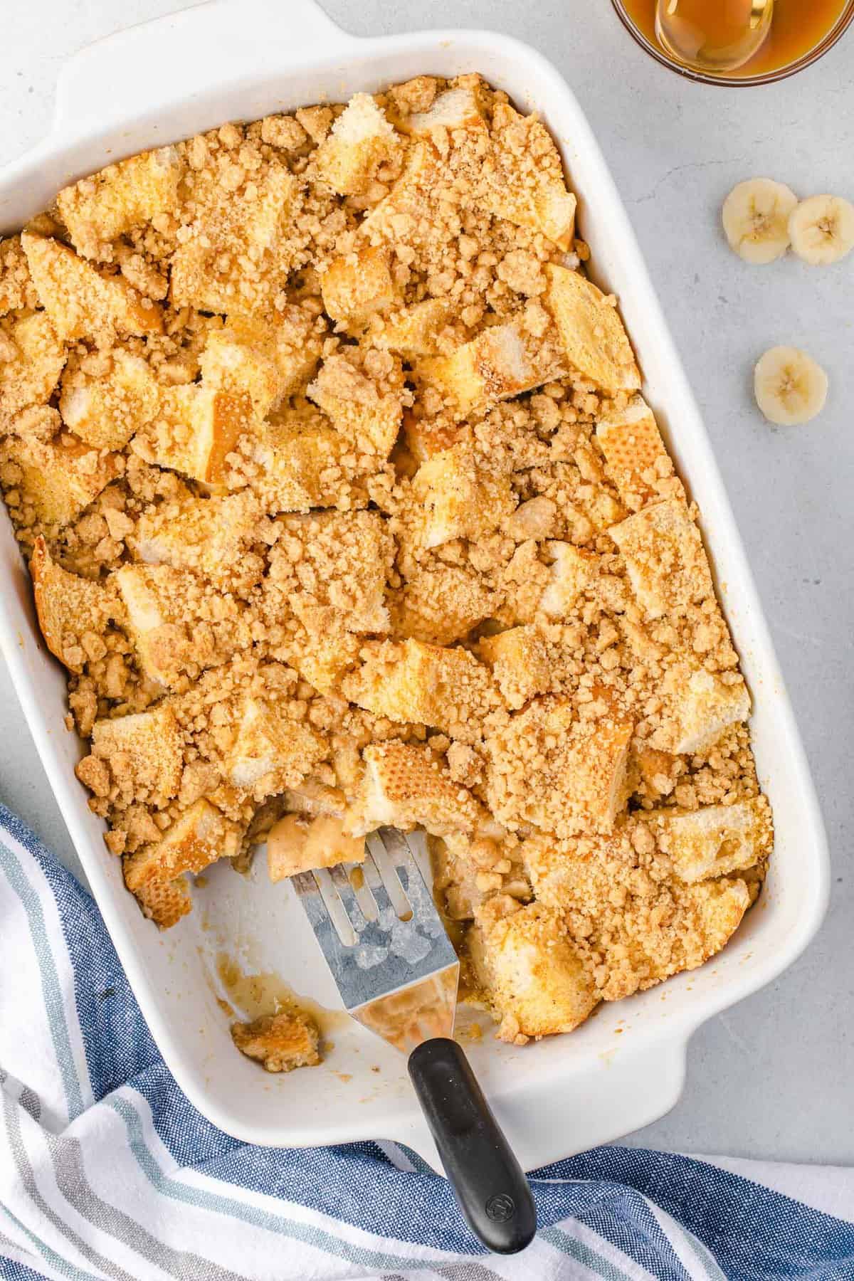 Plat de casserole de pain perdu à la banane caramel.