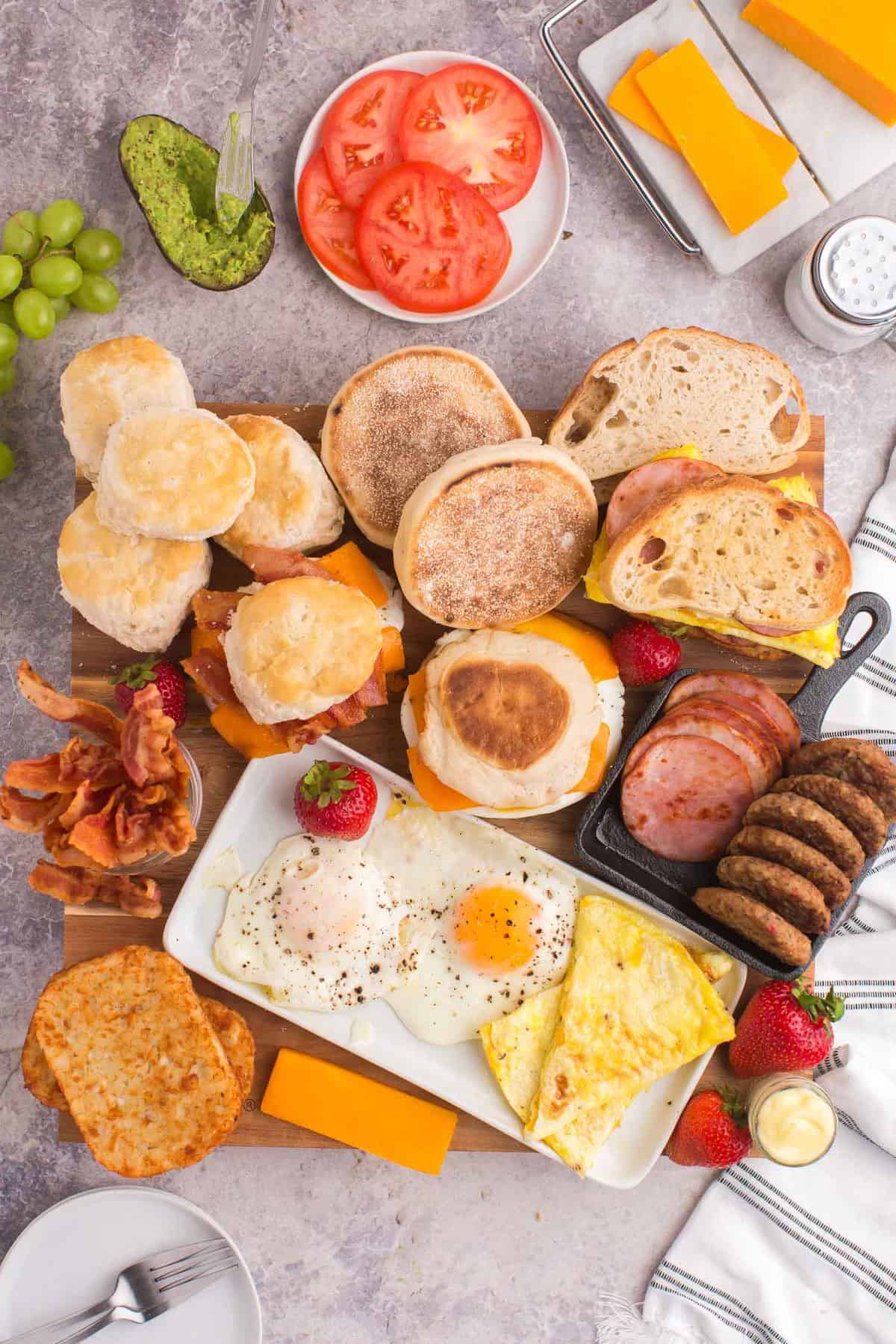 Plateau de sandwichs aux œufs avec une variété de choix de pain et de garnitures.