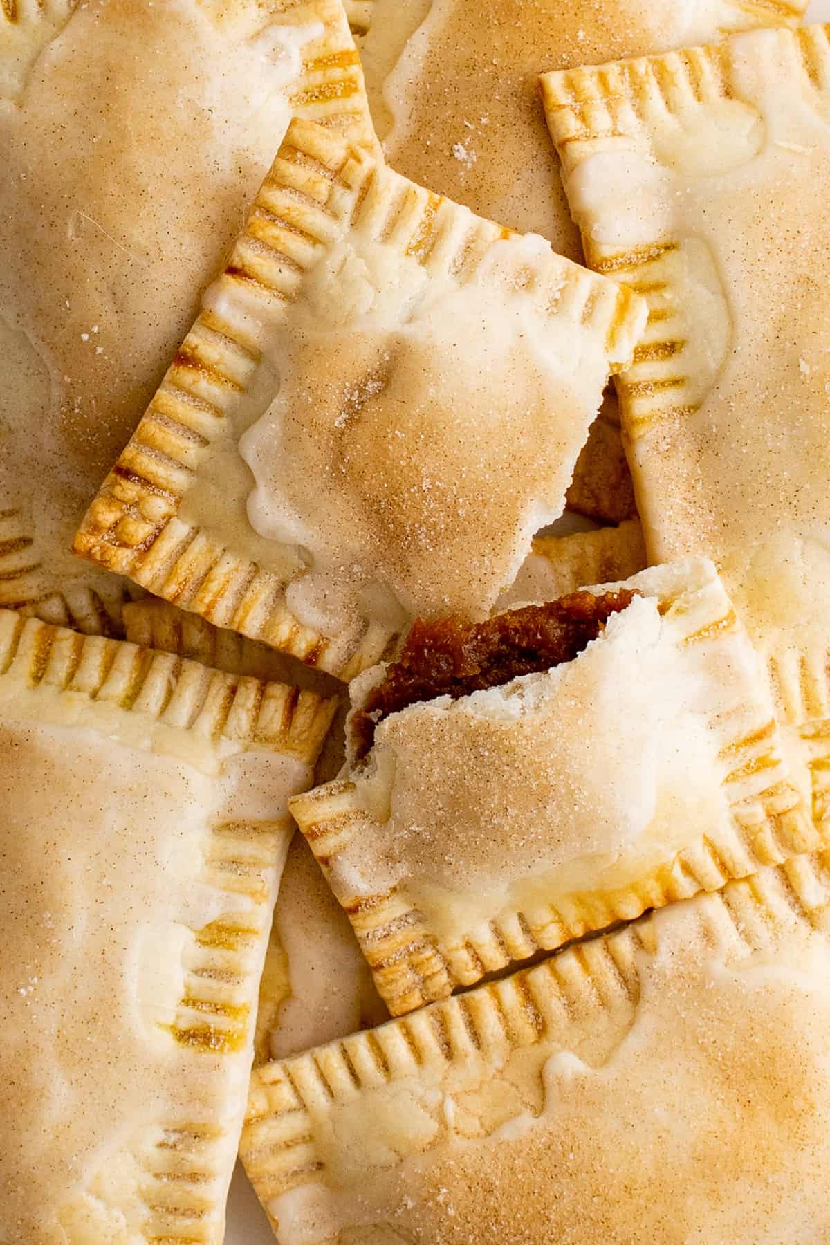 Pile de pop tarts, le dessus cassé en deux pour montrer la garniture à la tarte à la citrouille.