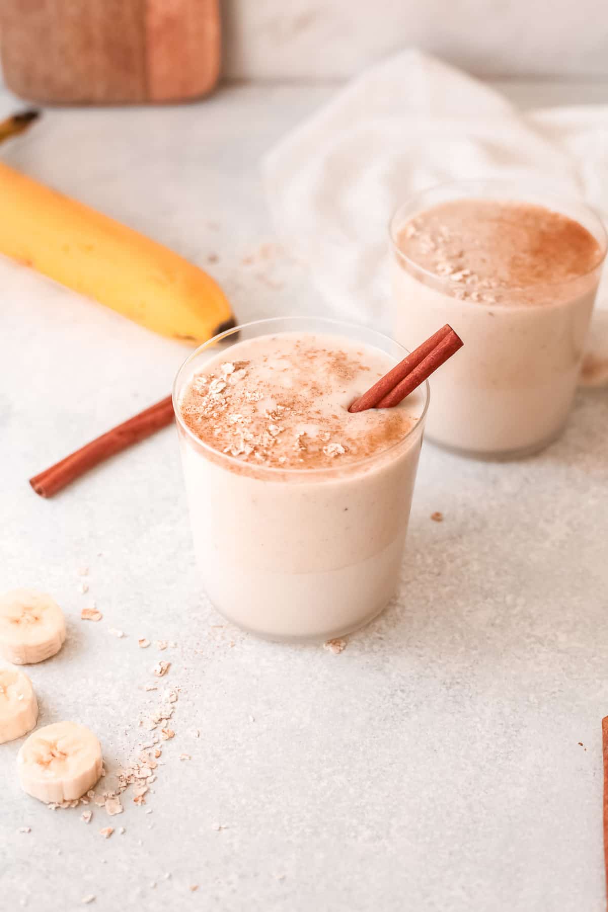 Smoothie à la banane garni de cannelle.